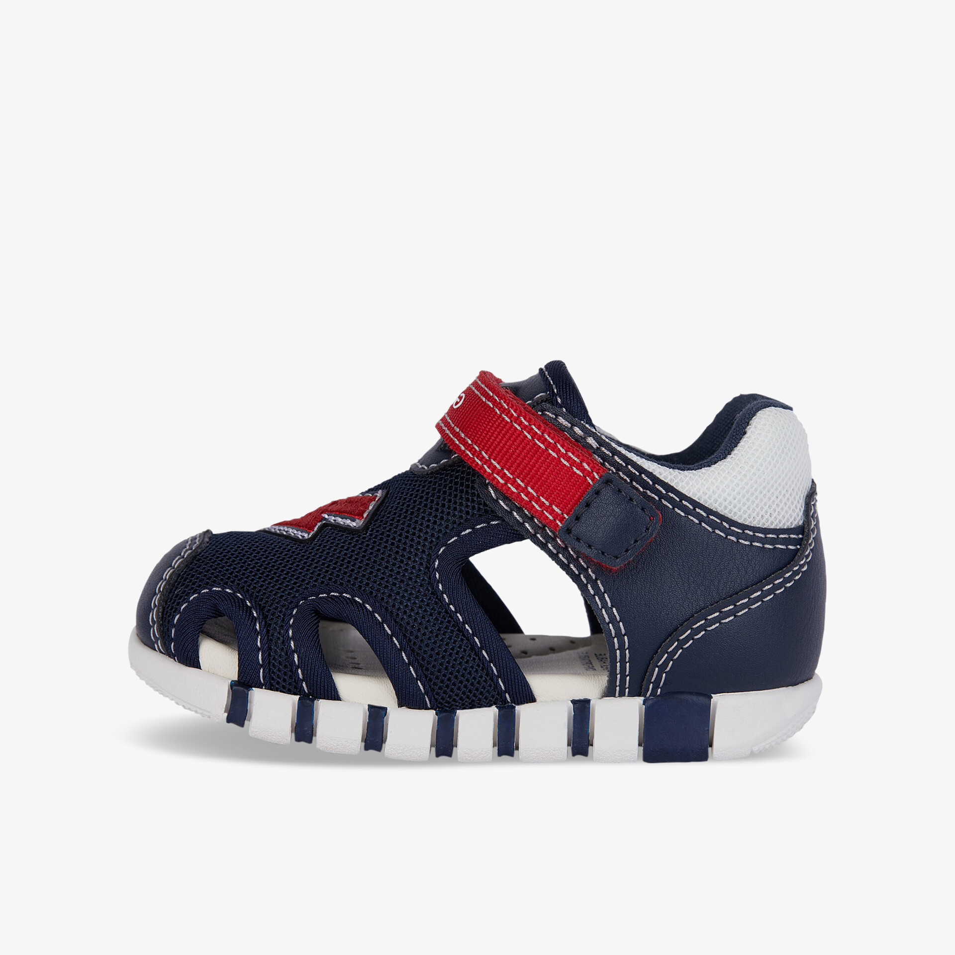 Bequeme Sandale mit Klettverschluss und atmungsaktivem Material in Blau und Rot.