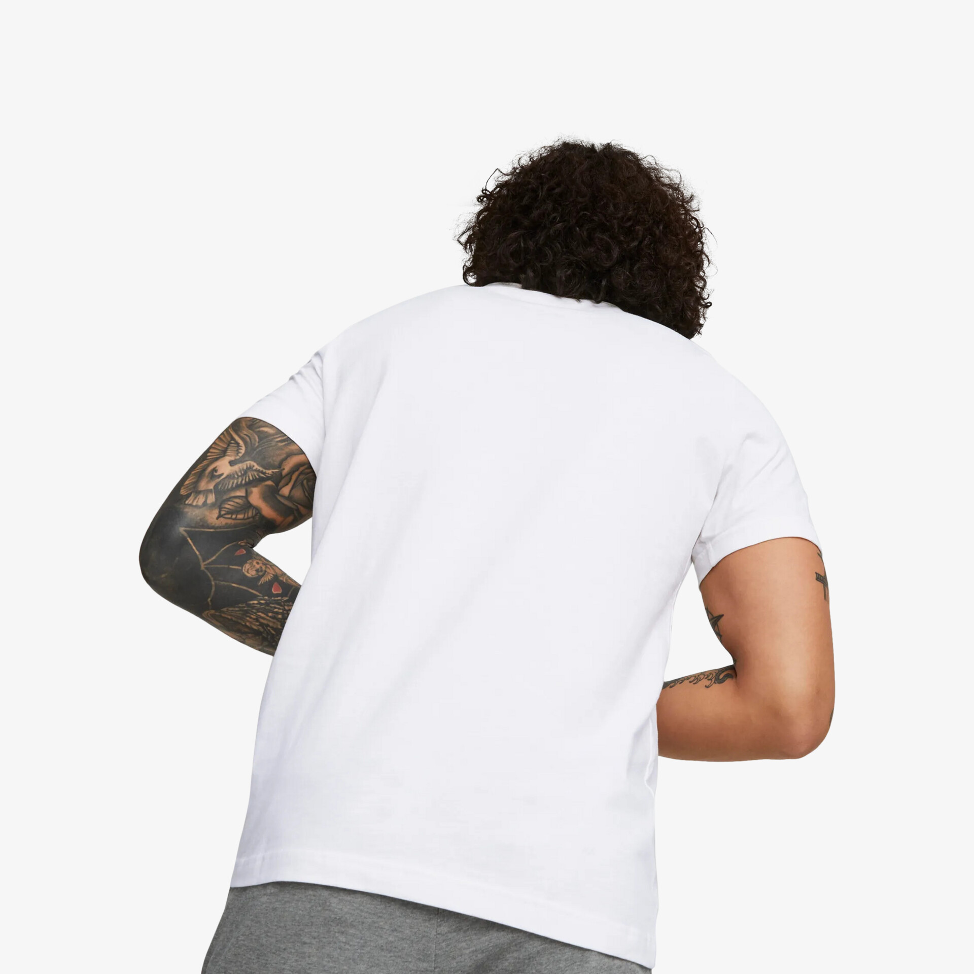 Weißes kurzärmeliges T-Shirt in Rückenansicht, bequemer Schnitt und klassisches Design auf neutralem Hintergrund