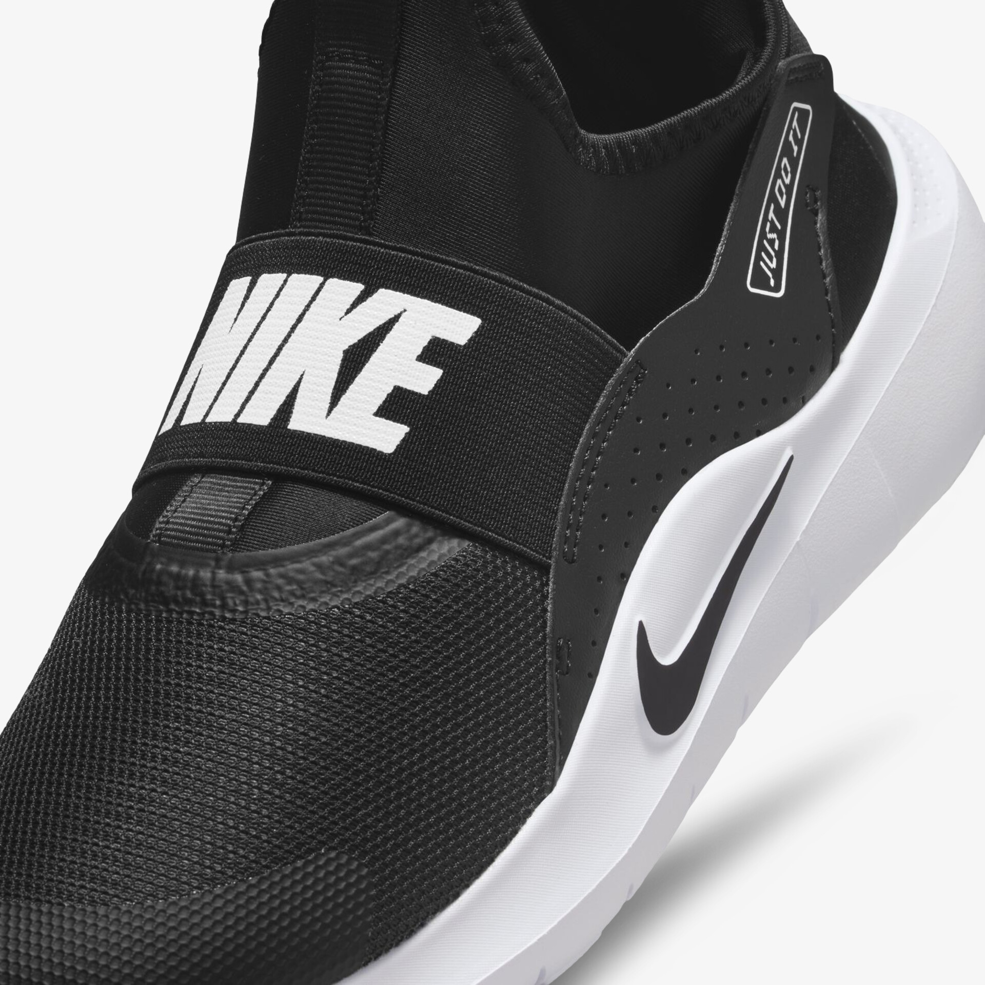 Schwarzer Nike Sportschuh mit elastischem Bund und weißem Nike Logo, bequemer und sportlicher Schuh