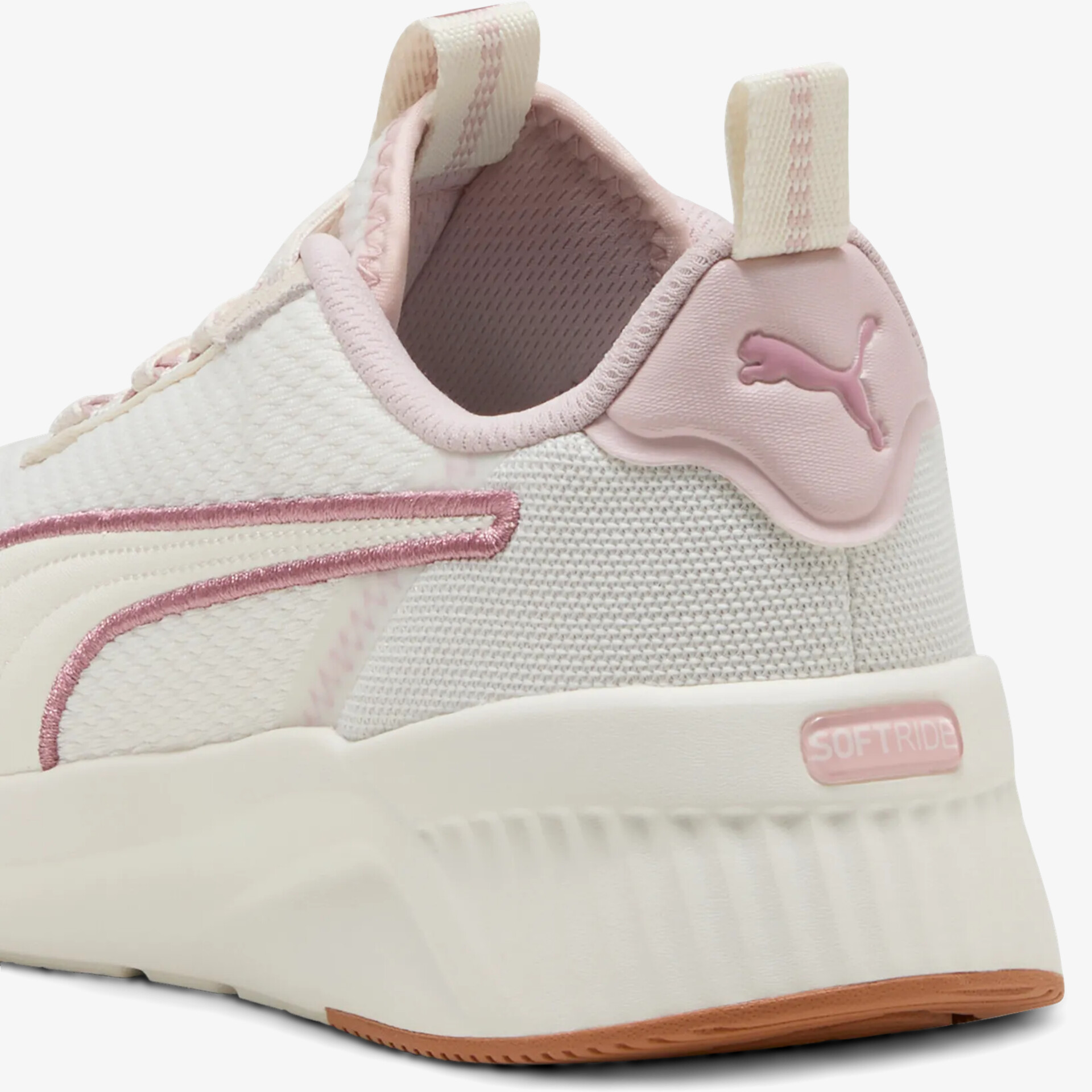 Rückansicht moderner, atmungsaktiver Sportschuh mit gepolstertem Schaft und rutschfester Sohle