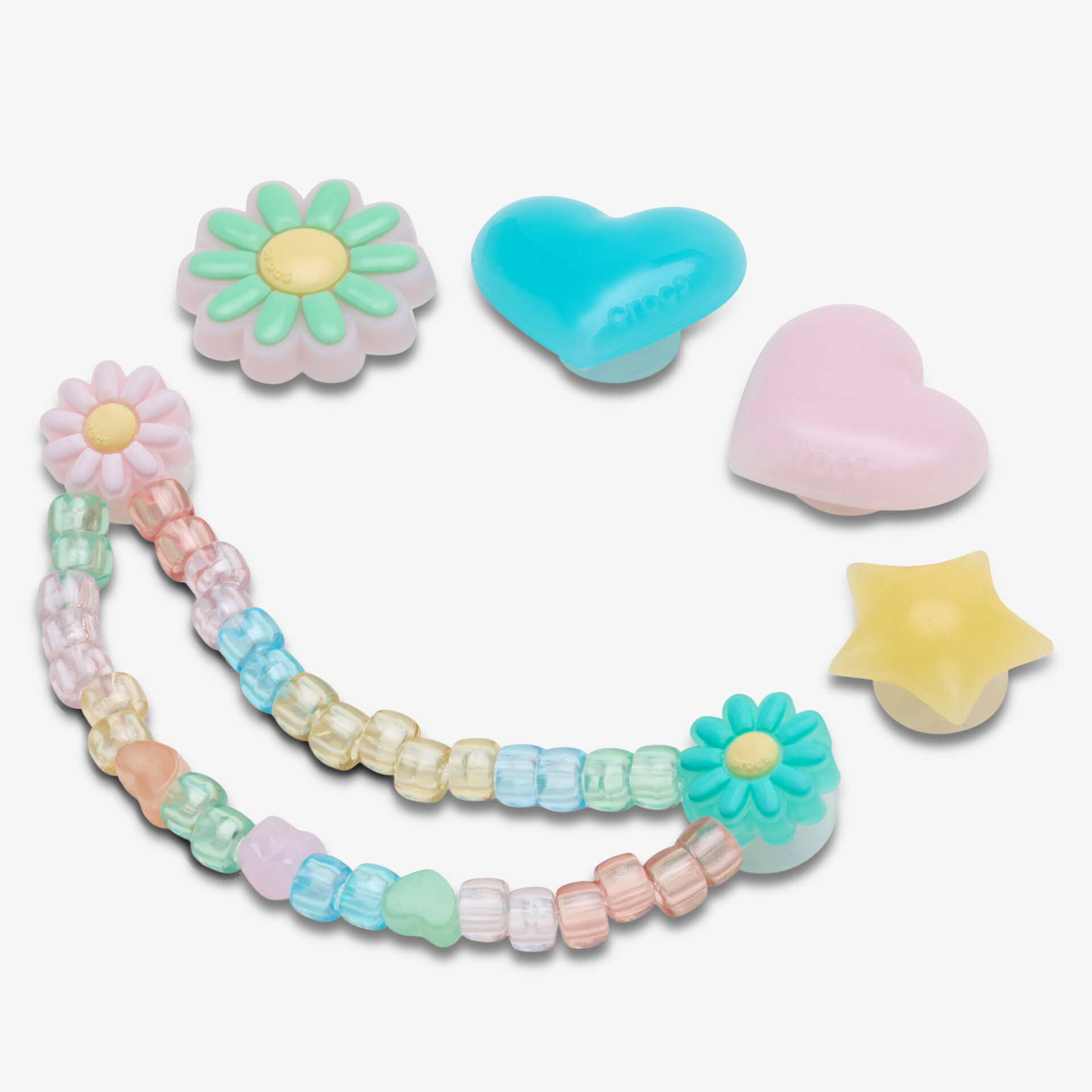 Pastellfarbene Perlen und Schmuckelemente in Herz- und Blumenform für spielerisches Styling
