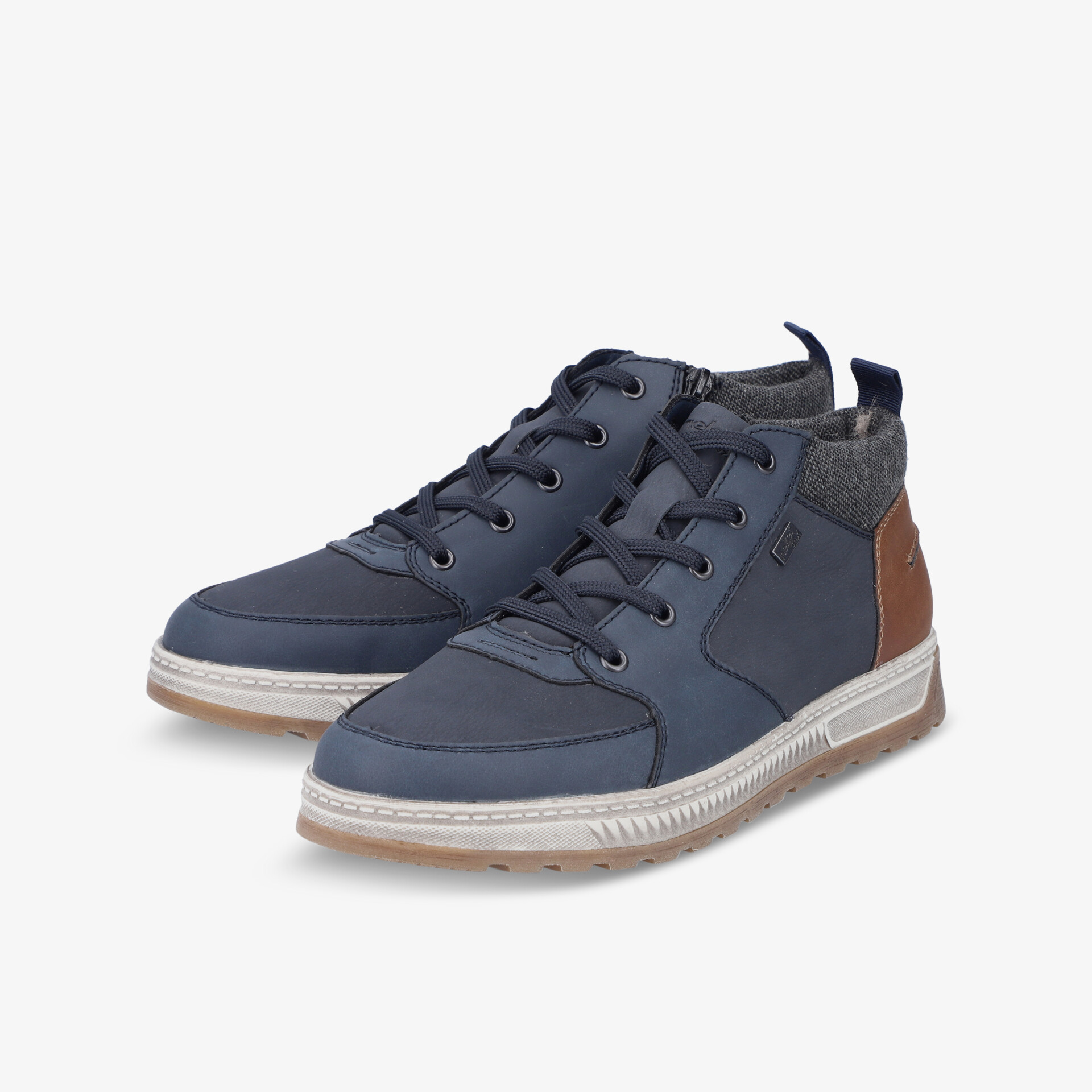 Blauer hoher sportlicher Sneaker mit weißen Gummisohlen und kontrastierendem Fersen-Detail im schrägen Vorderwinkel