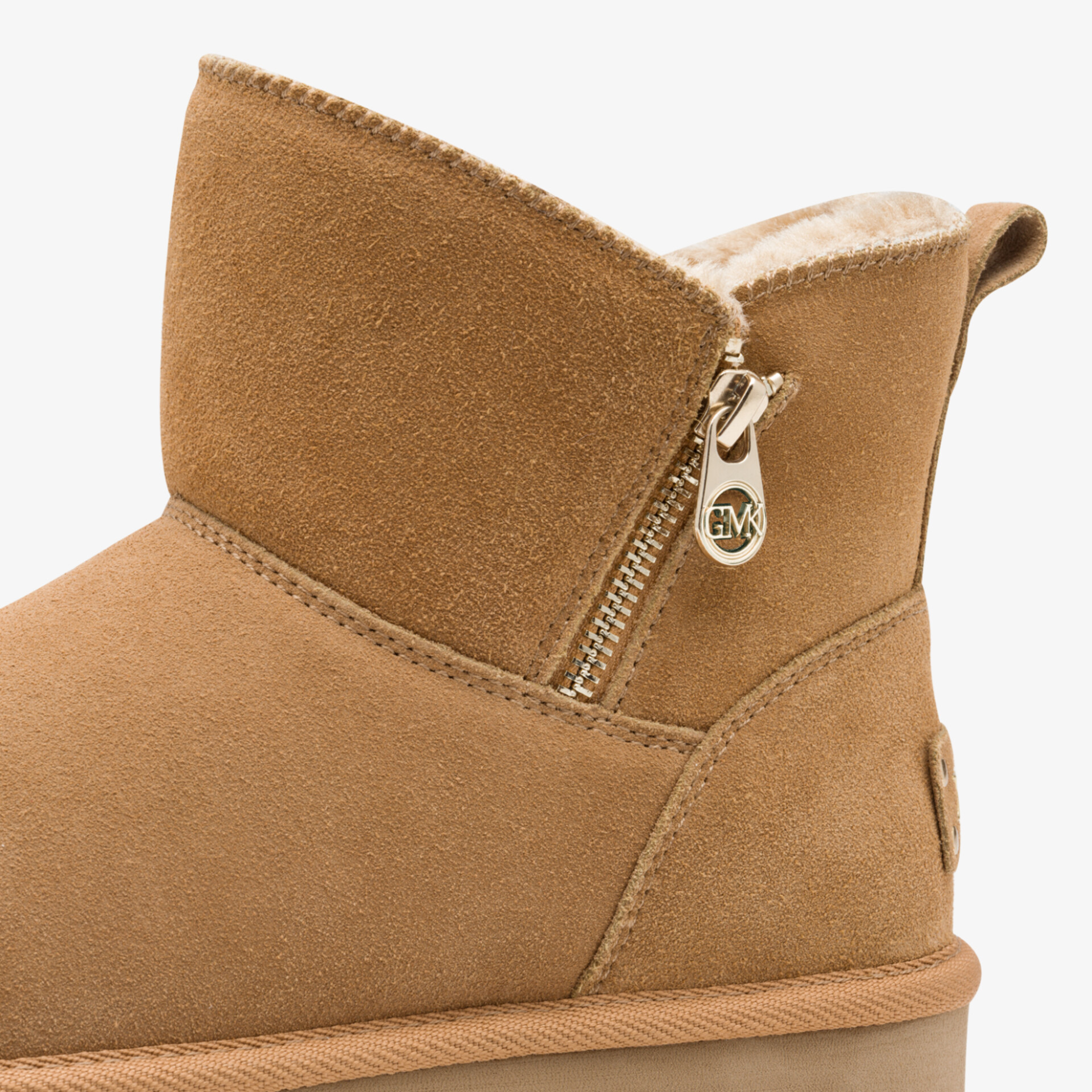 Detailaufnahme eines braunen Wildleder-Stiefels mit seitlichem Reißverschluss und weichem Innenfutter