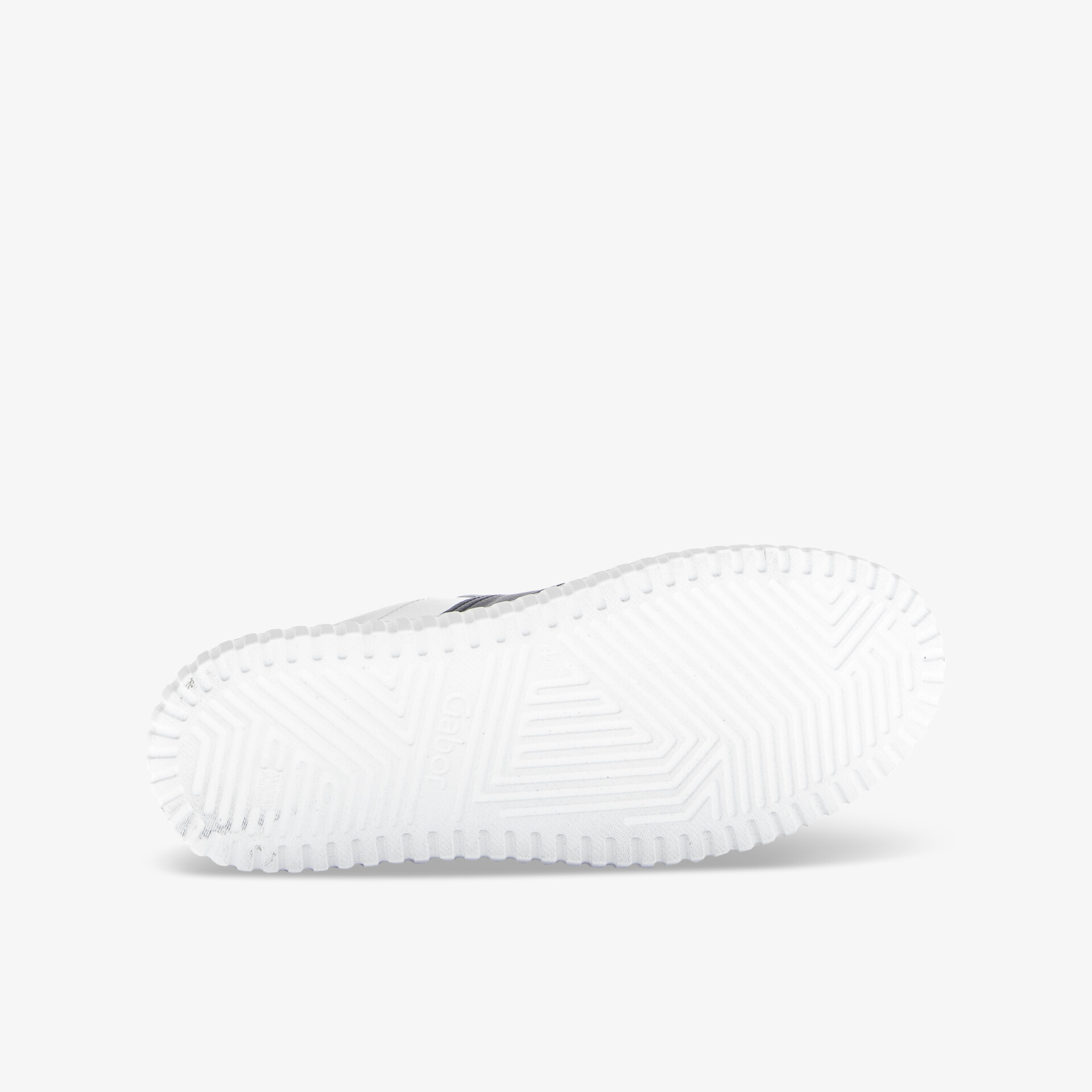 Weißer Schuh mit klar strukturierter, rutschfester und langlebiger Sohle für optimalen Halt und Komfort