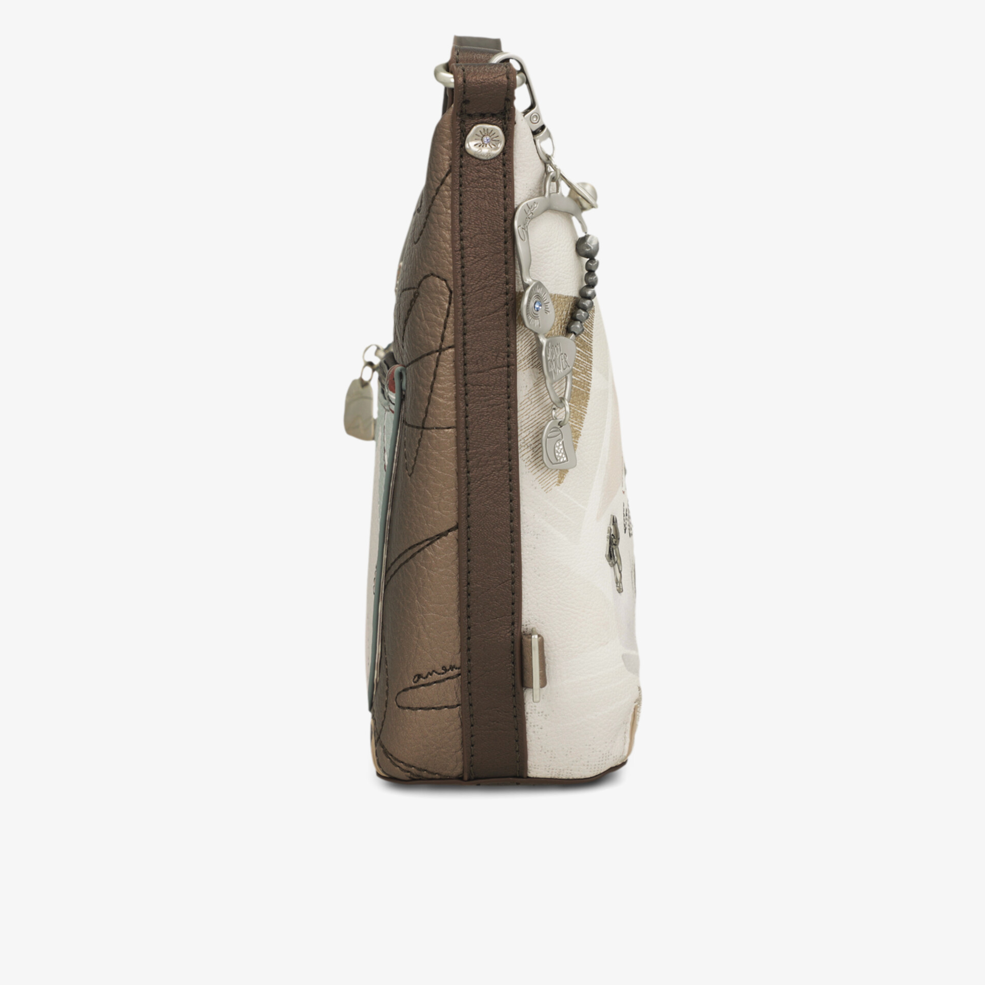 Seitliche Ansicht einer braunen und weißen Tasche mit Reißverschluss und modischem Design