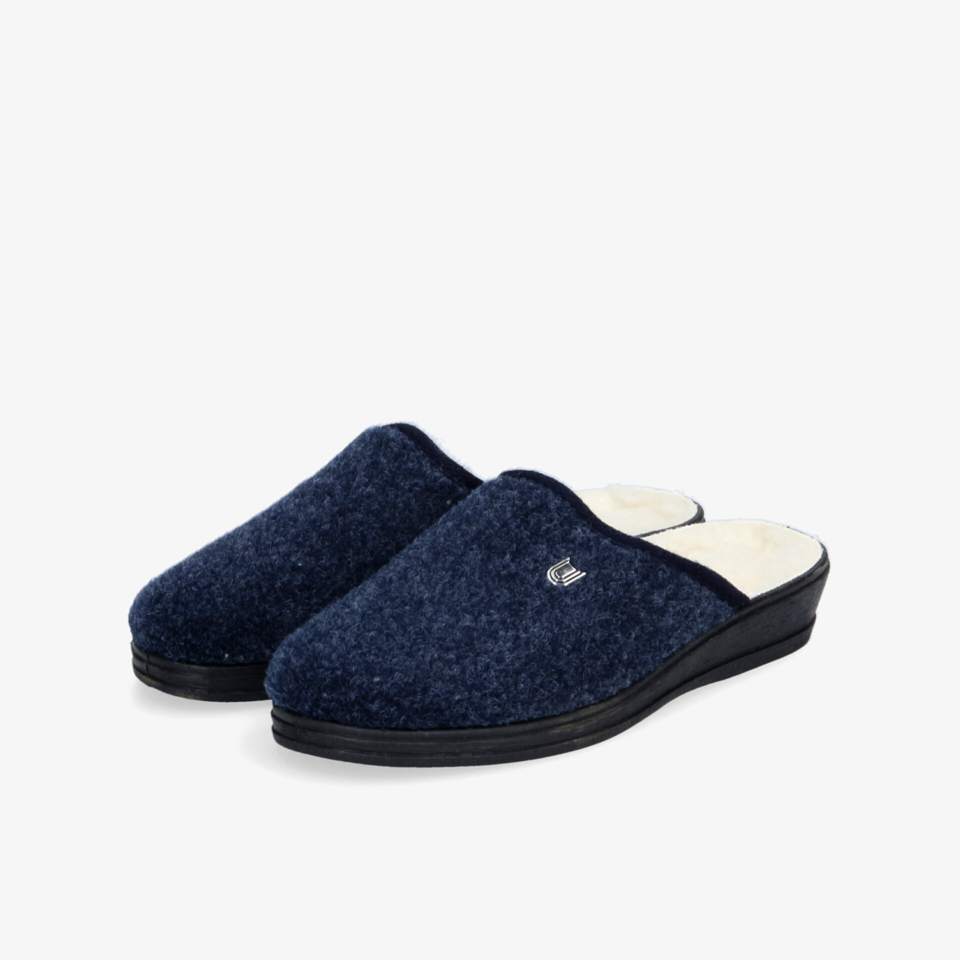 Klassische dunkelblaue Hausschuhe mit weicher Sohle für optimalen Tragekomfort im Alltag.