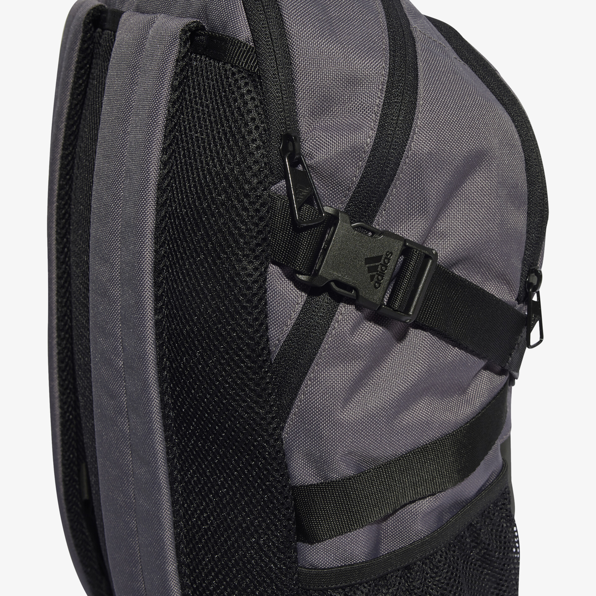Robuster, ergonomischer Rucksack mit verstellbaren Gurten für optimalen Tragekomfort und Vielseitigkeit.