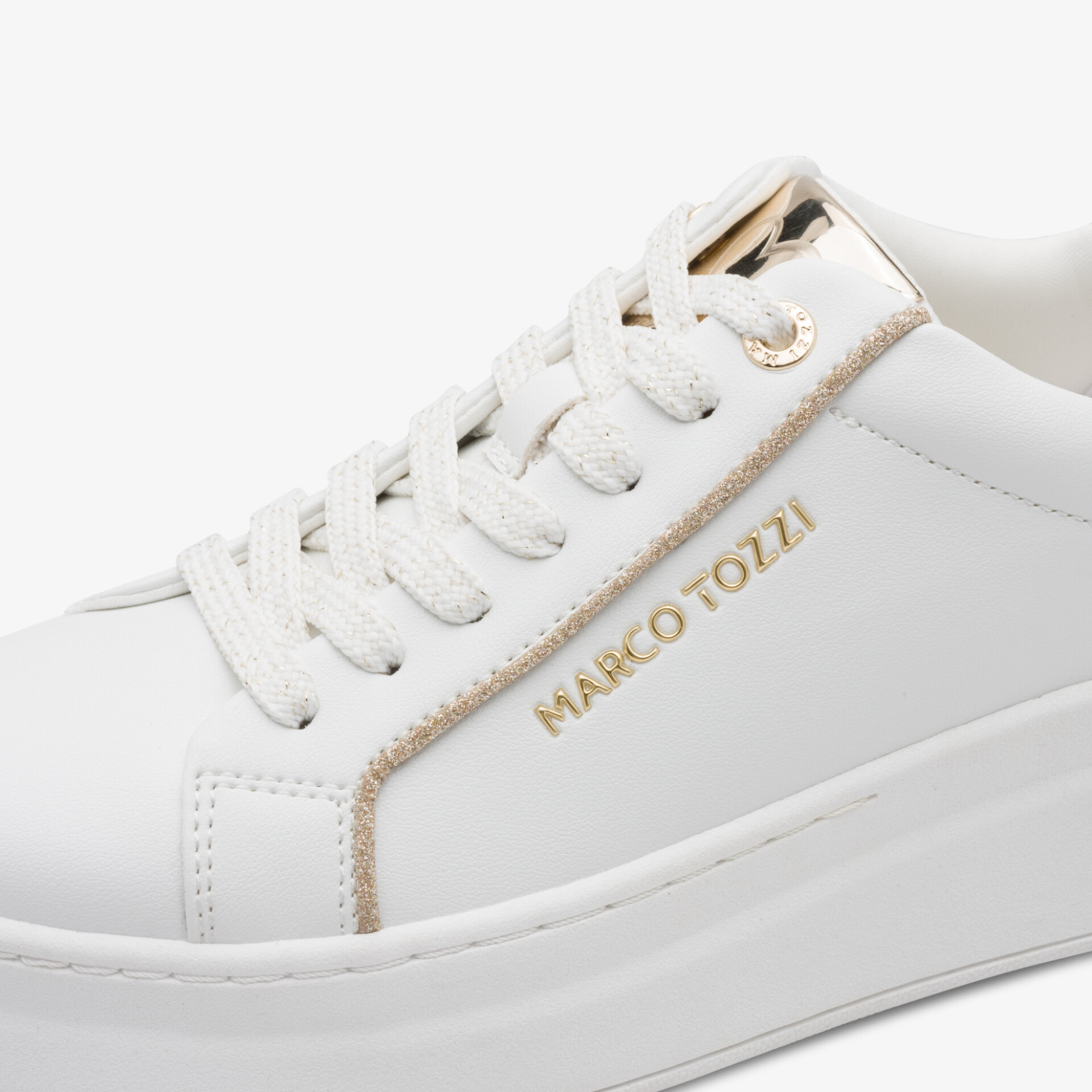 Moderner weißer Sneaker aus hochwertigem Leder mit feinem Goldschriftzug und komfortabler Passform