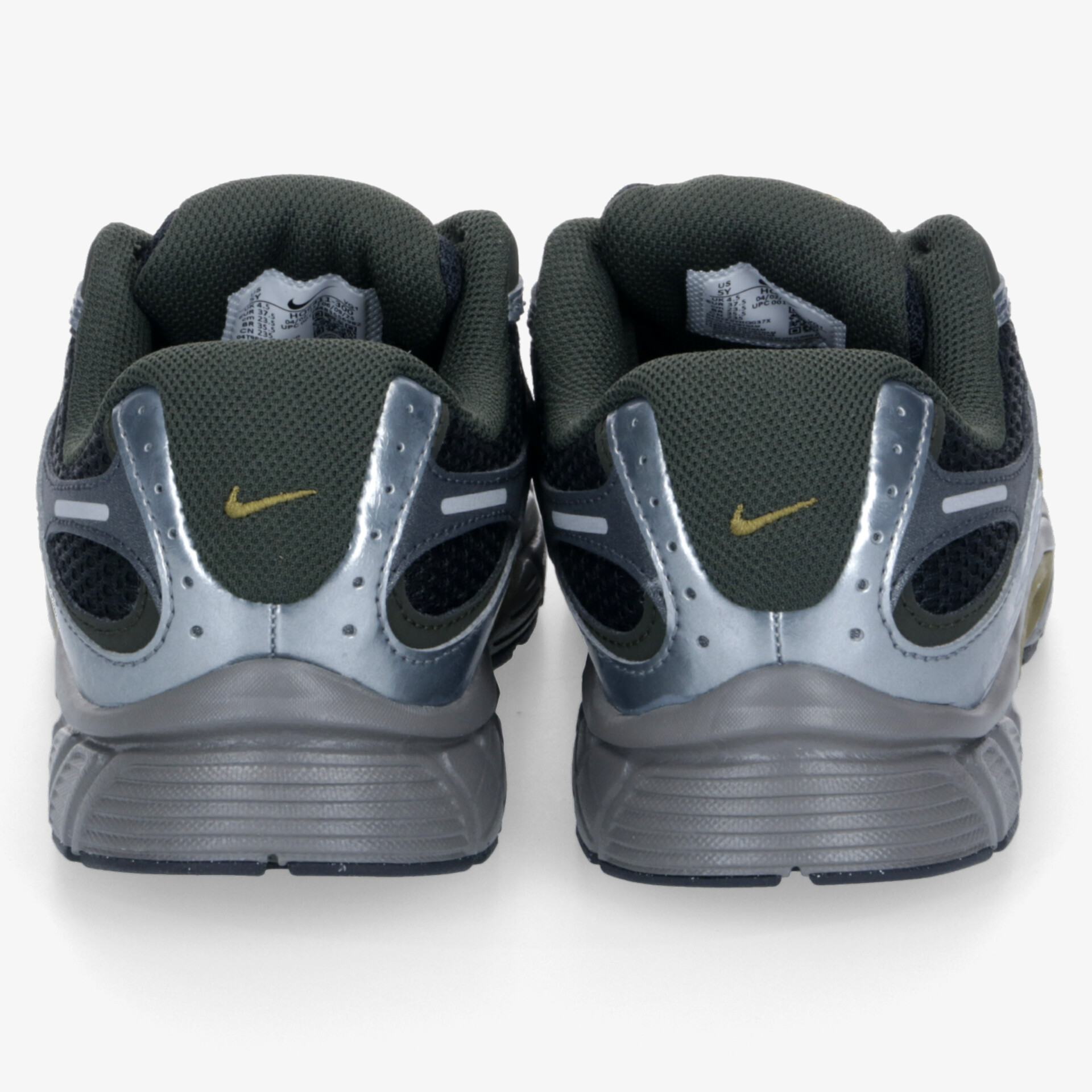 Rückansicht von Turnschuhen mit robustem Design und hochwertiger Verarbeitung für maximale Stabilität.