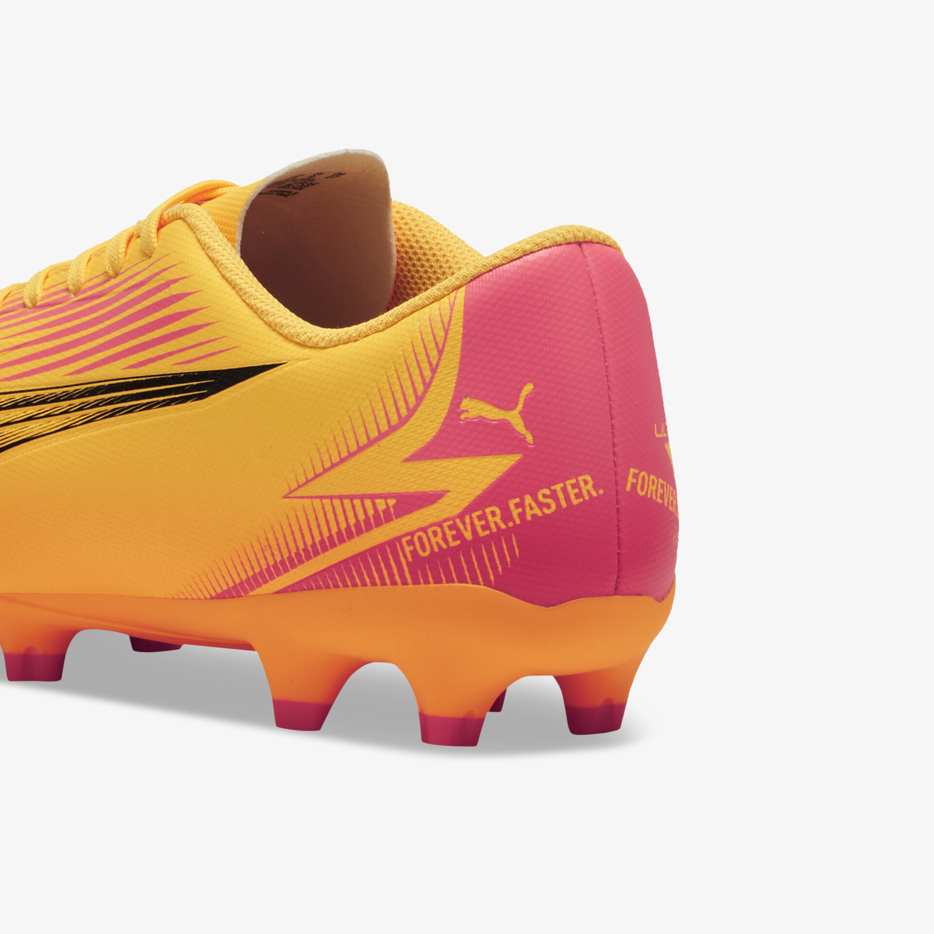 Detailansicht eines roten-gelben Puma Fußballschuhs mit stabiler Sohle und dynamischem Design