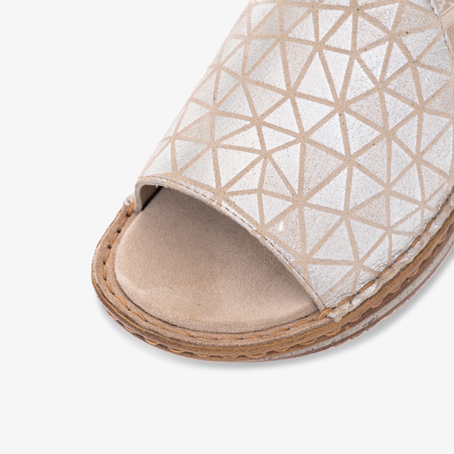 Detailaufnahme einer offenen Sandale mit geometrischem Muster und weichem, komfortablem Obermaterial