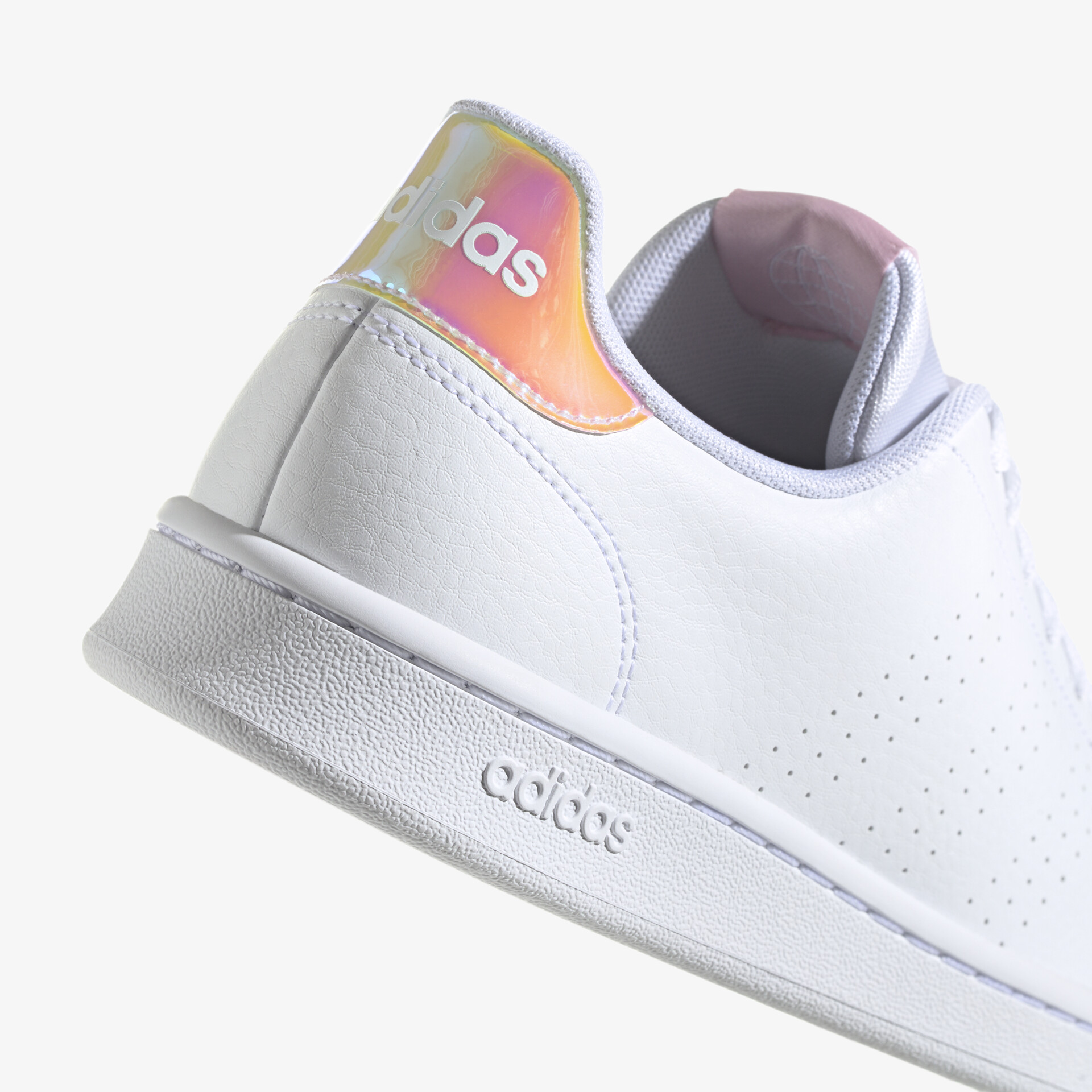 Eleganter weißer Sneaker mit stylischem Fersendetail und komfortabler Passform von adidas.