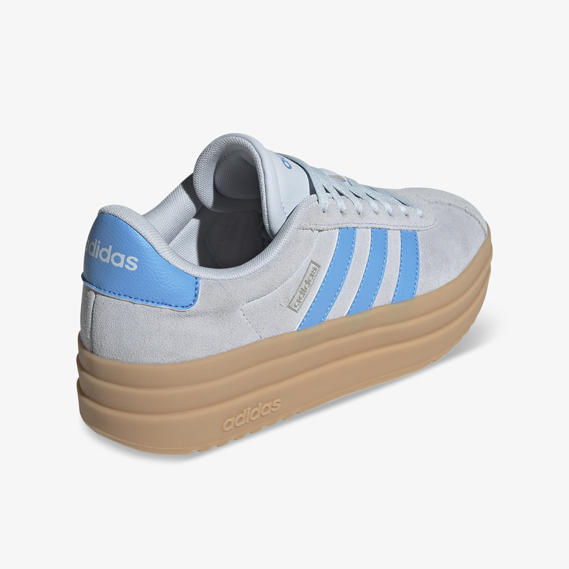 Sportlicher Sneaker mit blauen Streifen und dicker rutschfester Gummisohle in seitlicher schräge Rückansicht