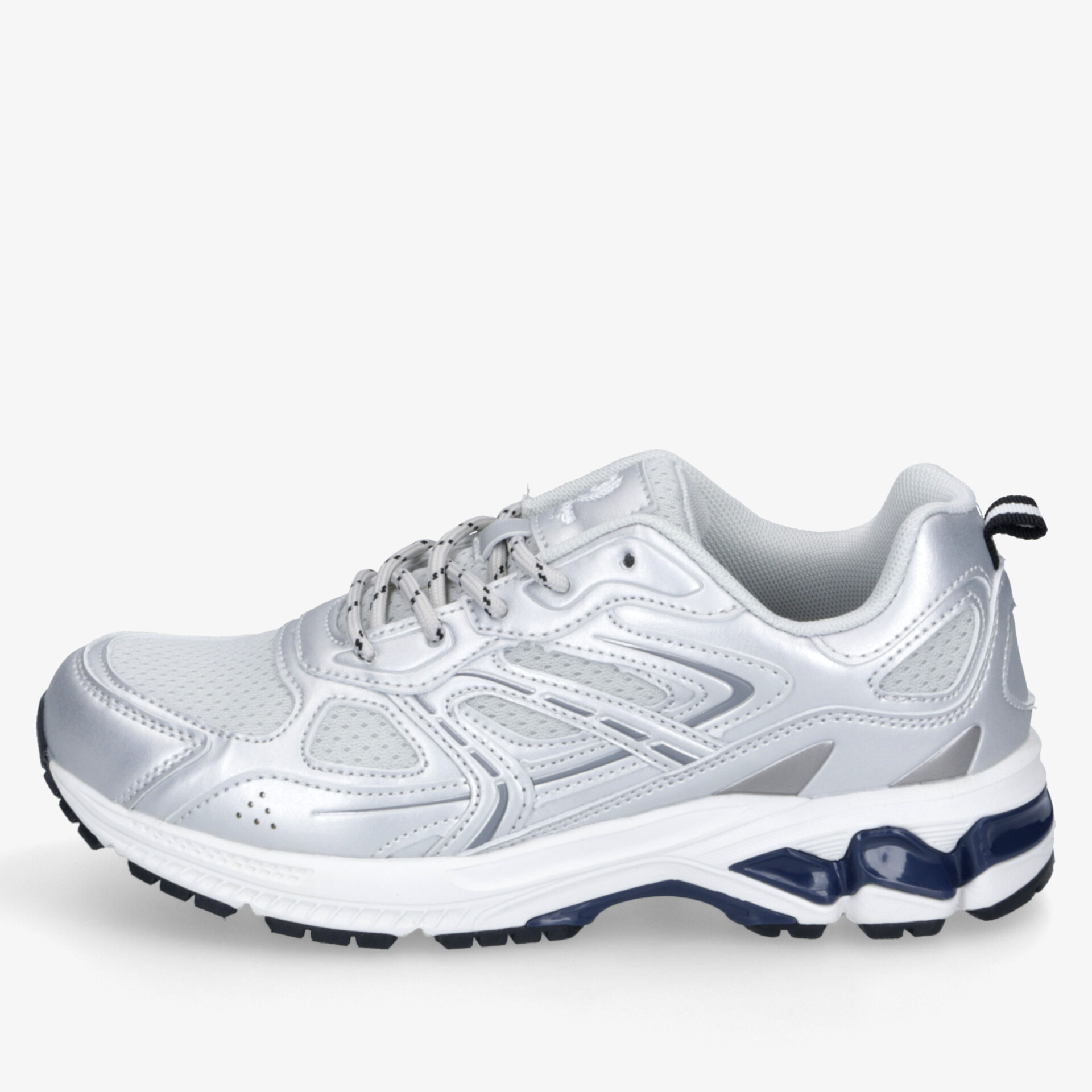 Weiße sportliche Sneaker mit atmungsaktivem Material, leichter Konstruktion und stabiler, stoßdämpfender Sohle seitlich