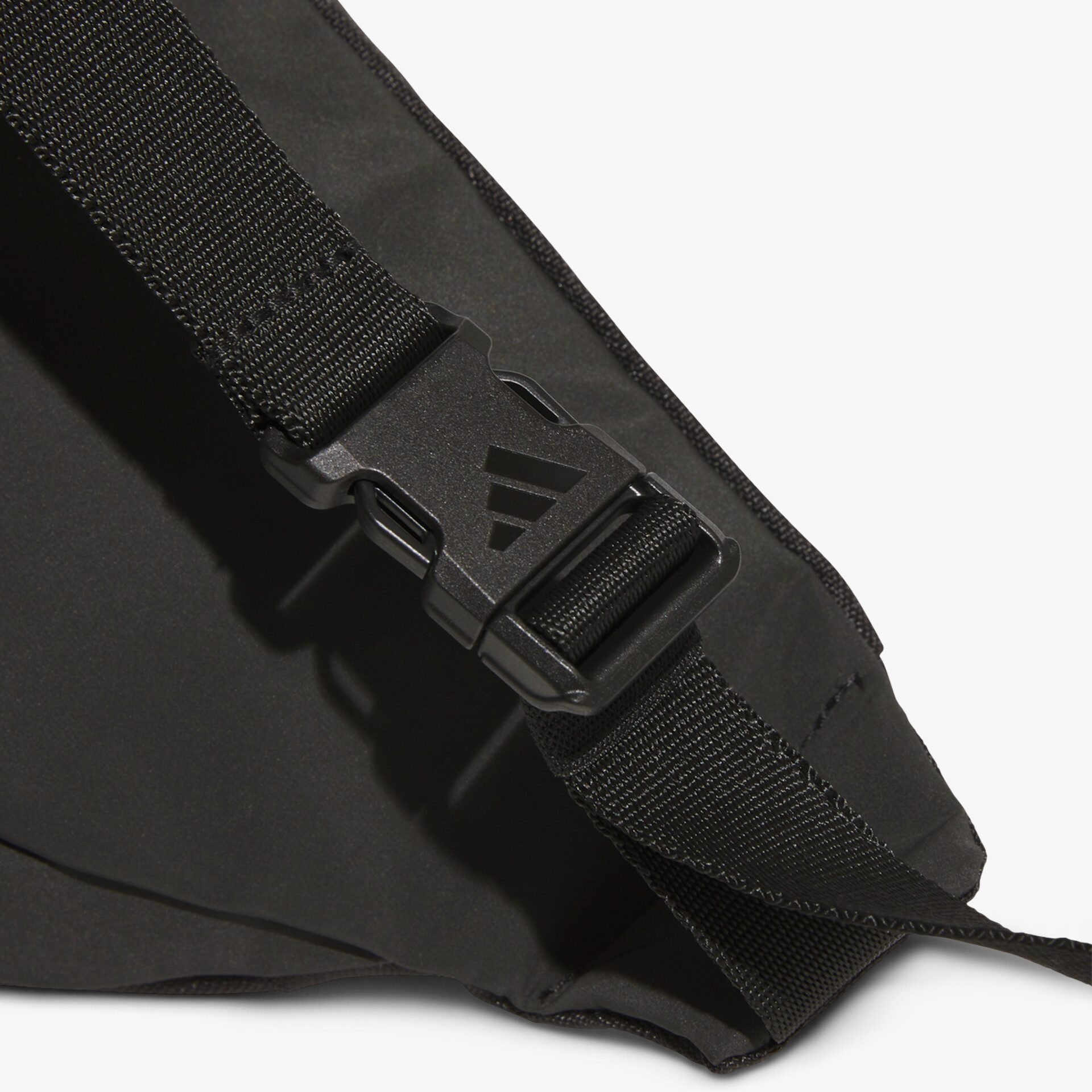 Nahaufnahme eines robusten und verstellbaren Riemens mit strapazierfähiger Schnalle für optimalen Halt