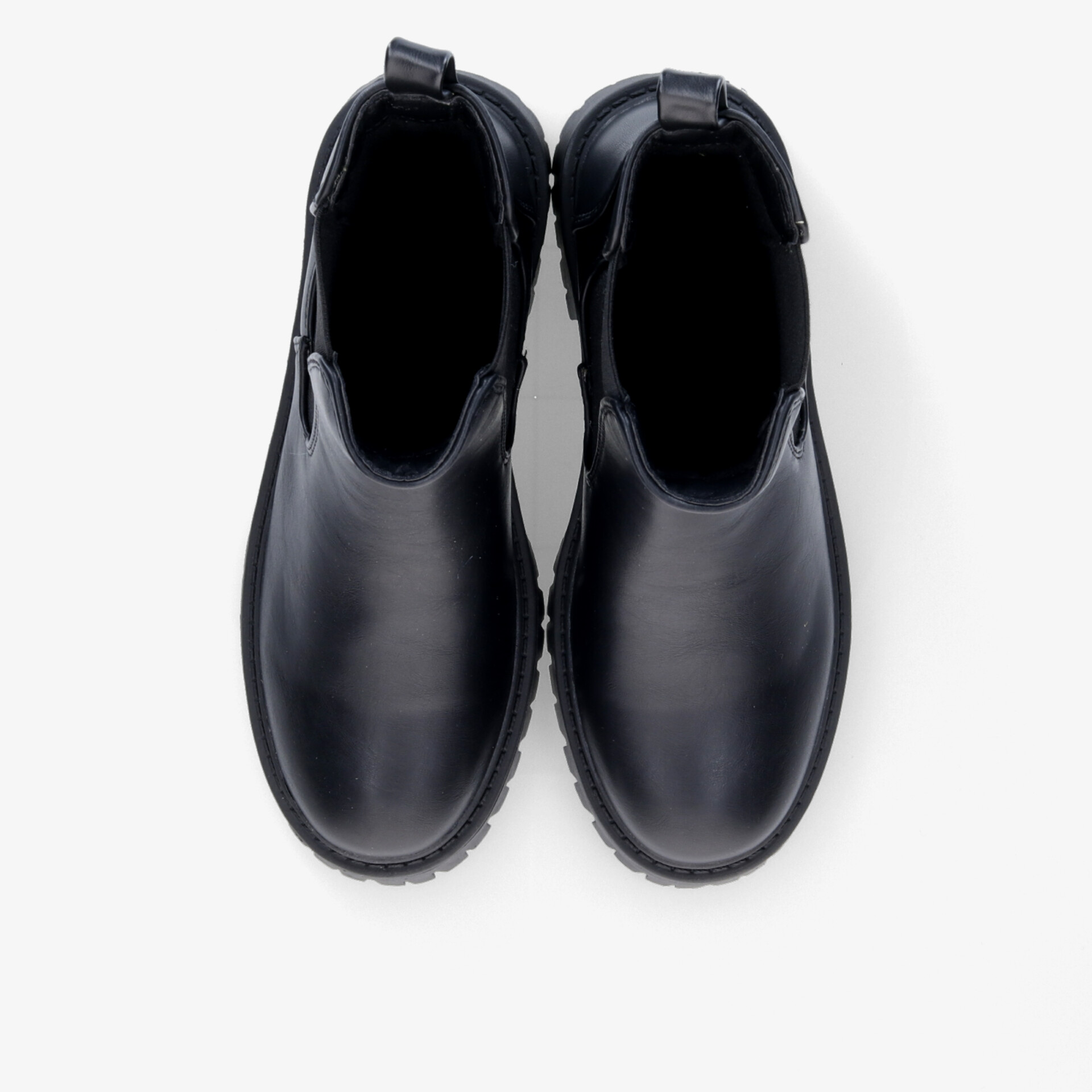 Schwarze Lederschuhe mit robustem Design und rutschfester Sohle für vielseitigen Einsatz.