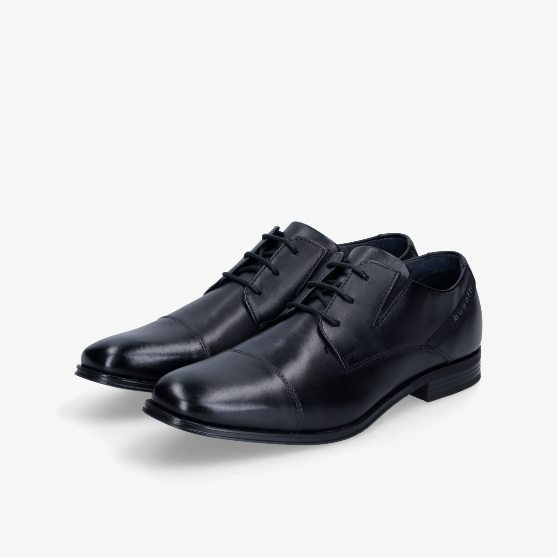 Eleganter schwarzer Lederschnürschuh in 3/4 Ansicht, hochwertig verarbeitet und komfortabel für formelle Anlässe