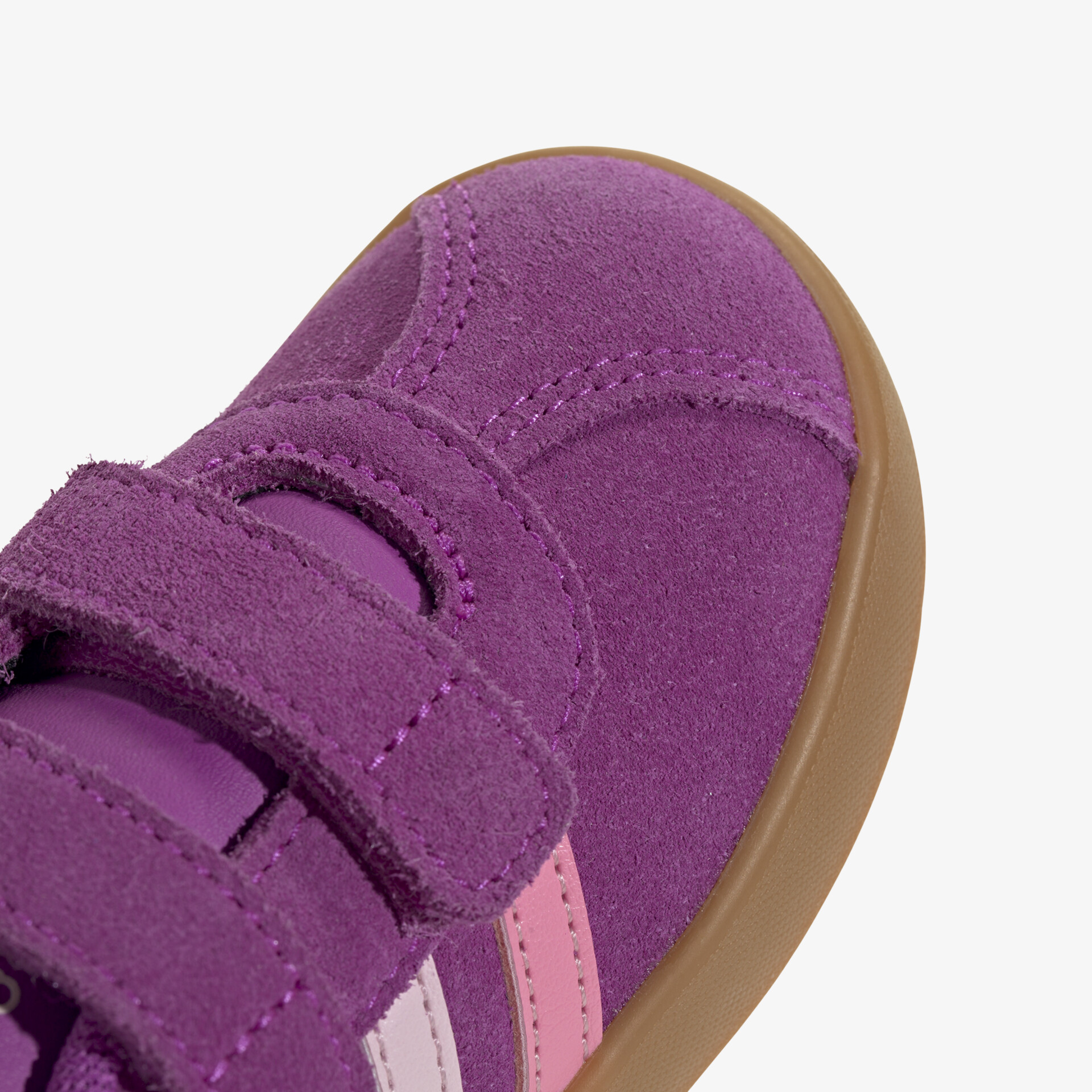 Detailansicht eines lila Veloursleder Sneakers mit Klettverschluss und rutschfester Gummisohle, komfortabel und robust