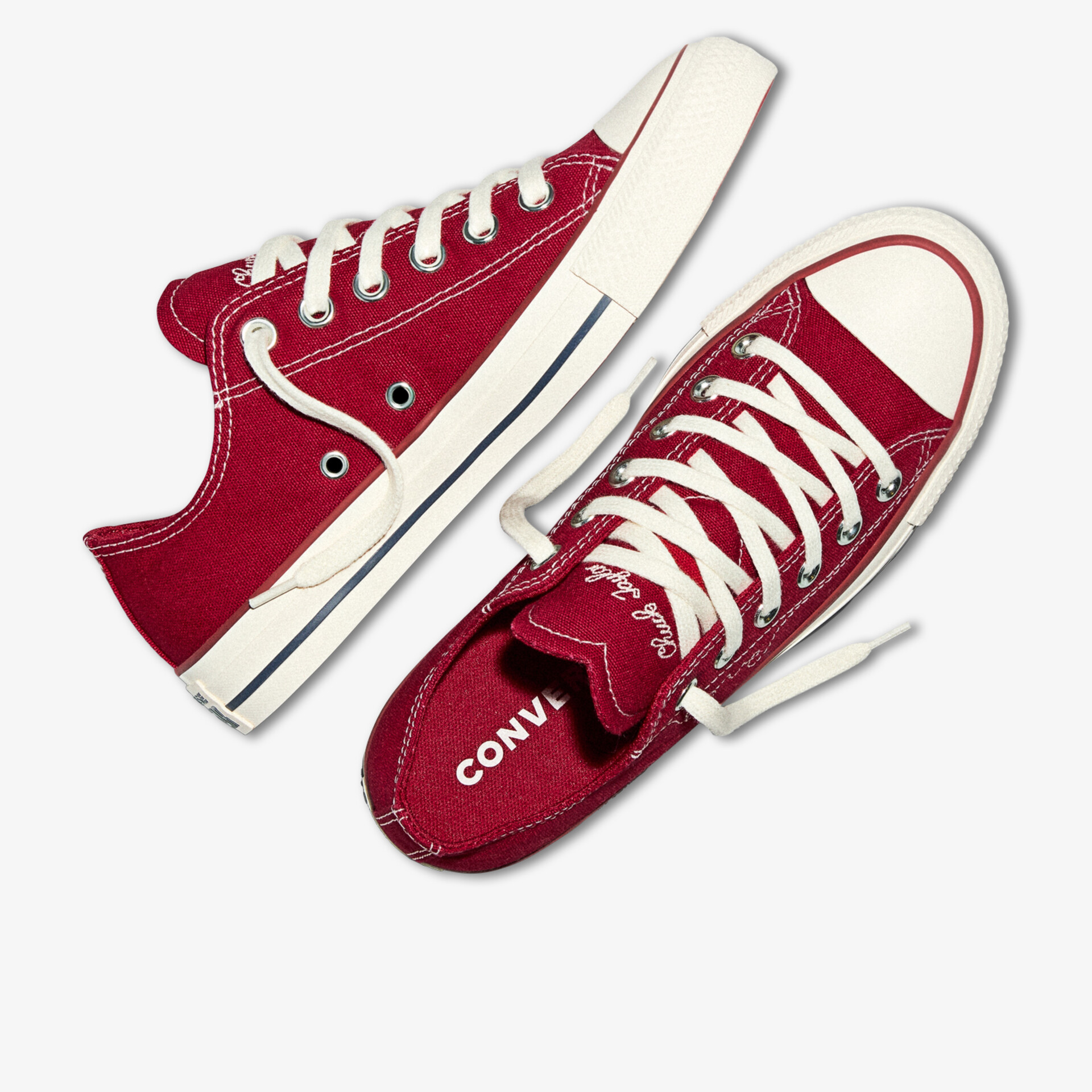 Rote Canvas-Sneaker mit weißen Schnürsenkeln in klassischem Design, bequem und strapazierfähig für Alltag und Sport