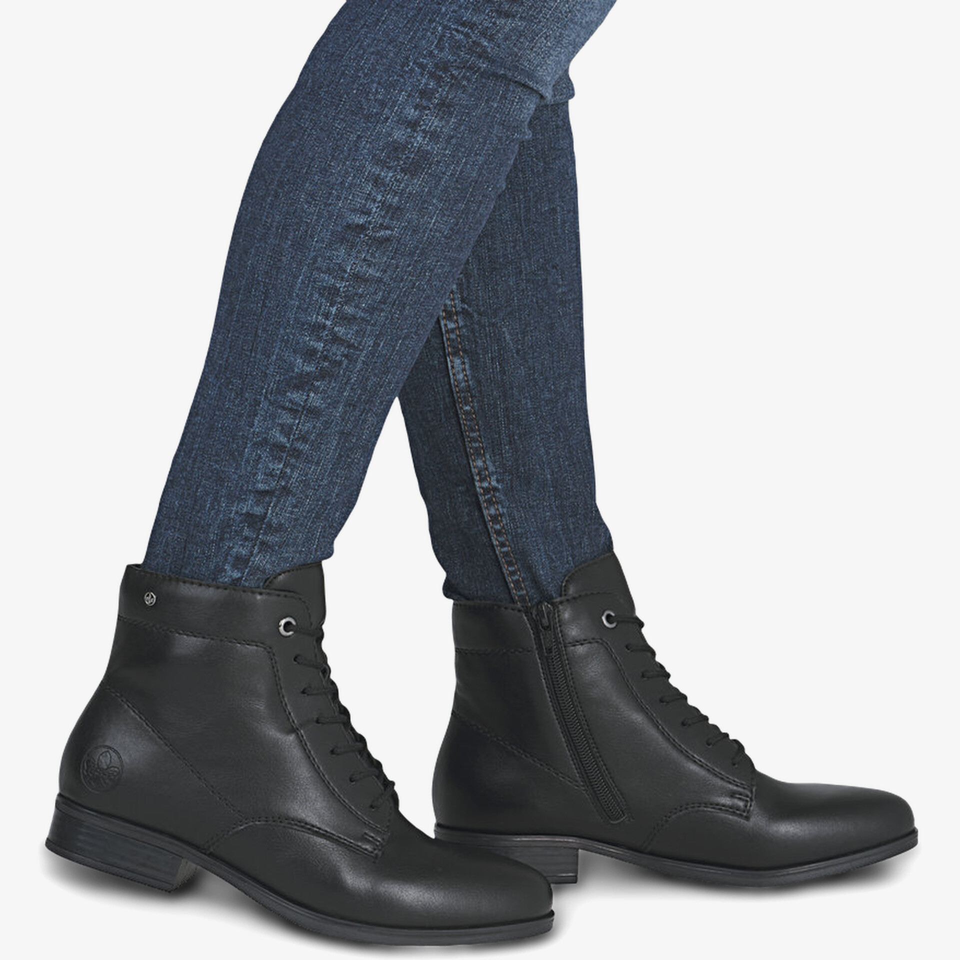 Seitliche Ansicht schwarzer Schnürstiefeletten aus glattem Leder mit robustem Absatz und komfortabler Passform