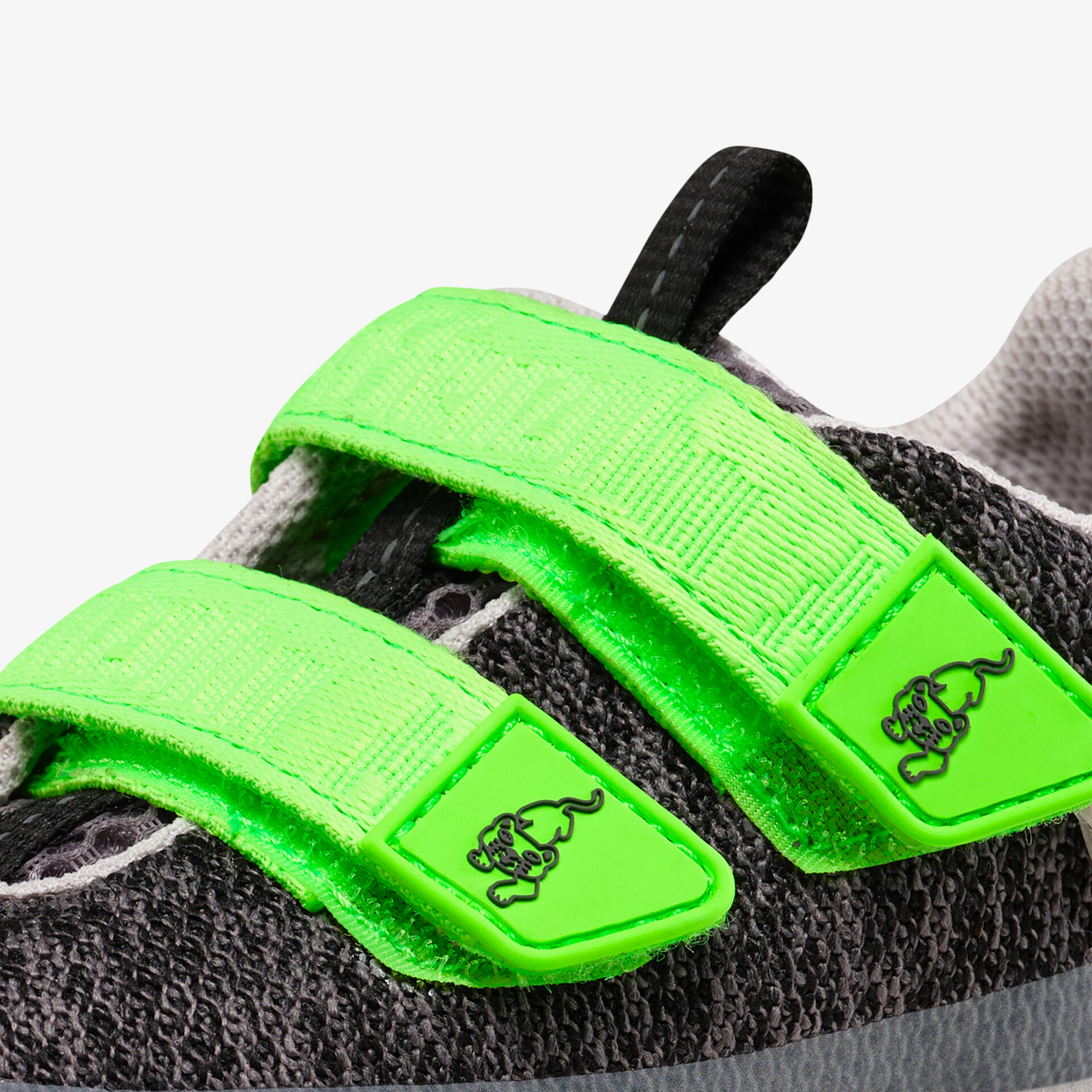 Kinderschuh mit leuchtend grünem Klettverschluss für einfachen Halt und bequemes Tragegefühl