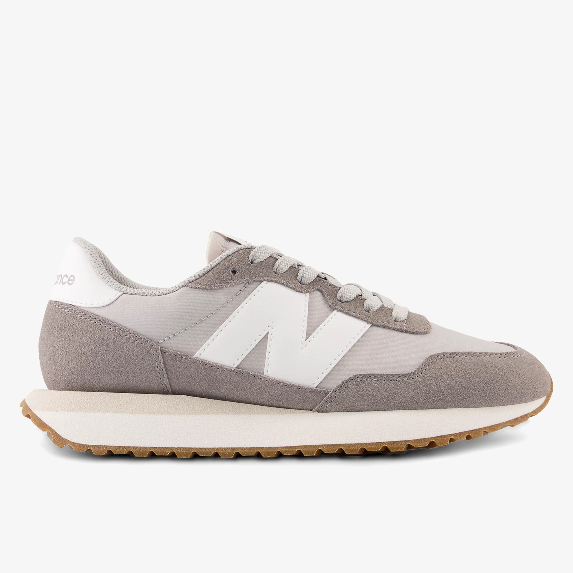 Moderner leichter Sneaker mit seitlicher silbergrauer Optik und bequemer Komfortsohle für Alltag und Freizeit