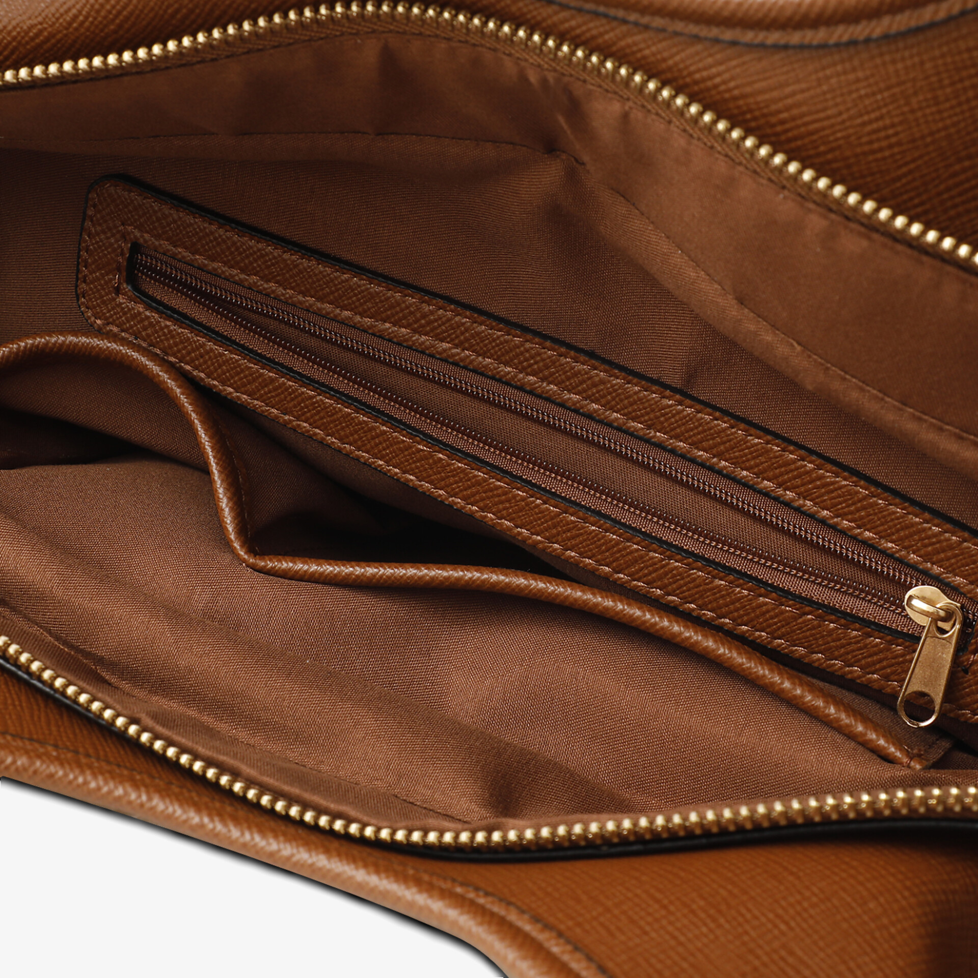 Detailaufnahme eines braunen Kunstleder-Innenfachs mit Reißverschluss und klar sichtbaren Nähten