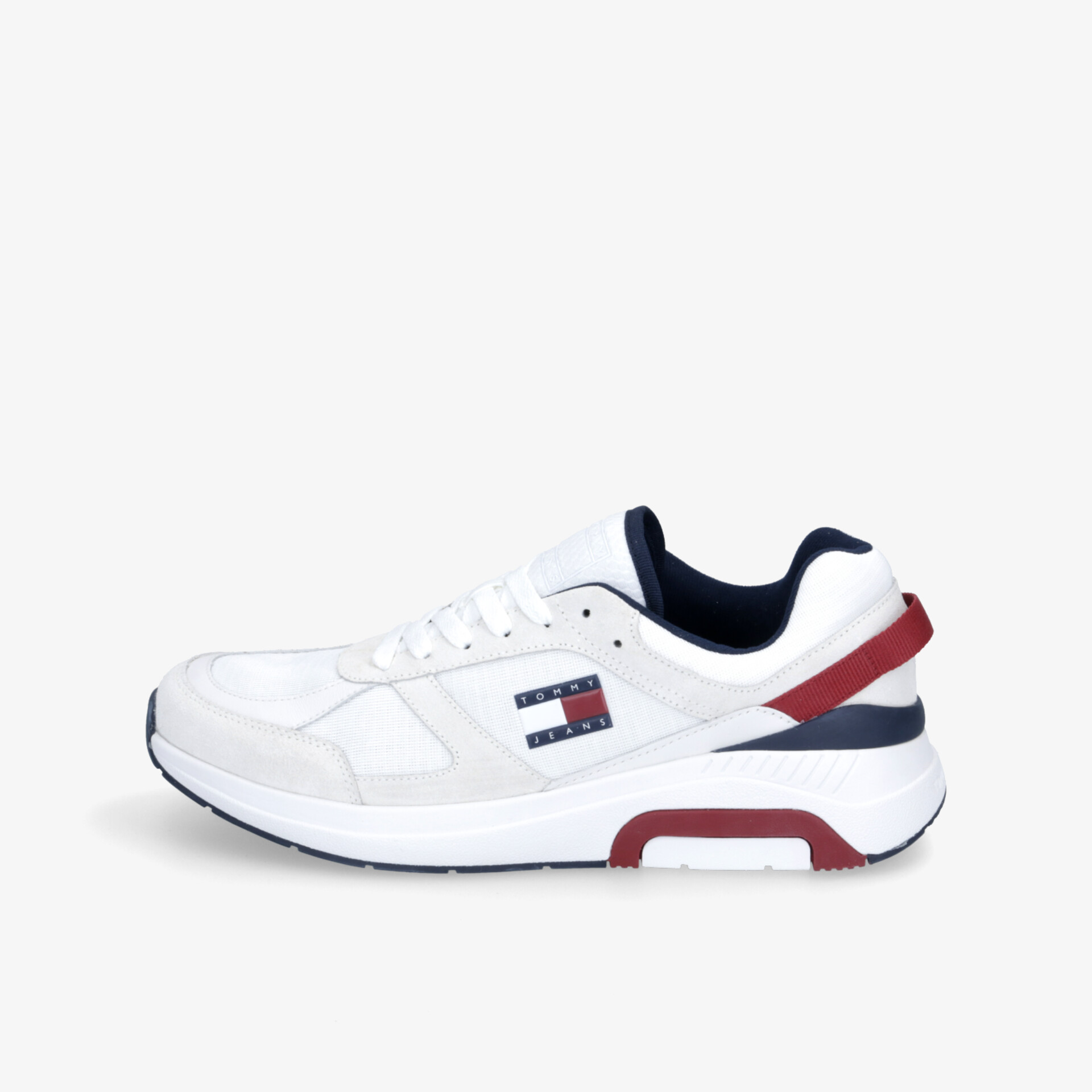 Moderner weißer Sneaker mit Tommy Hilfiger Logo, komfortabel gepolstert und robust, in klarer Seitenansicht