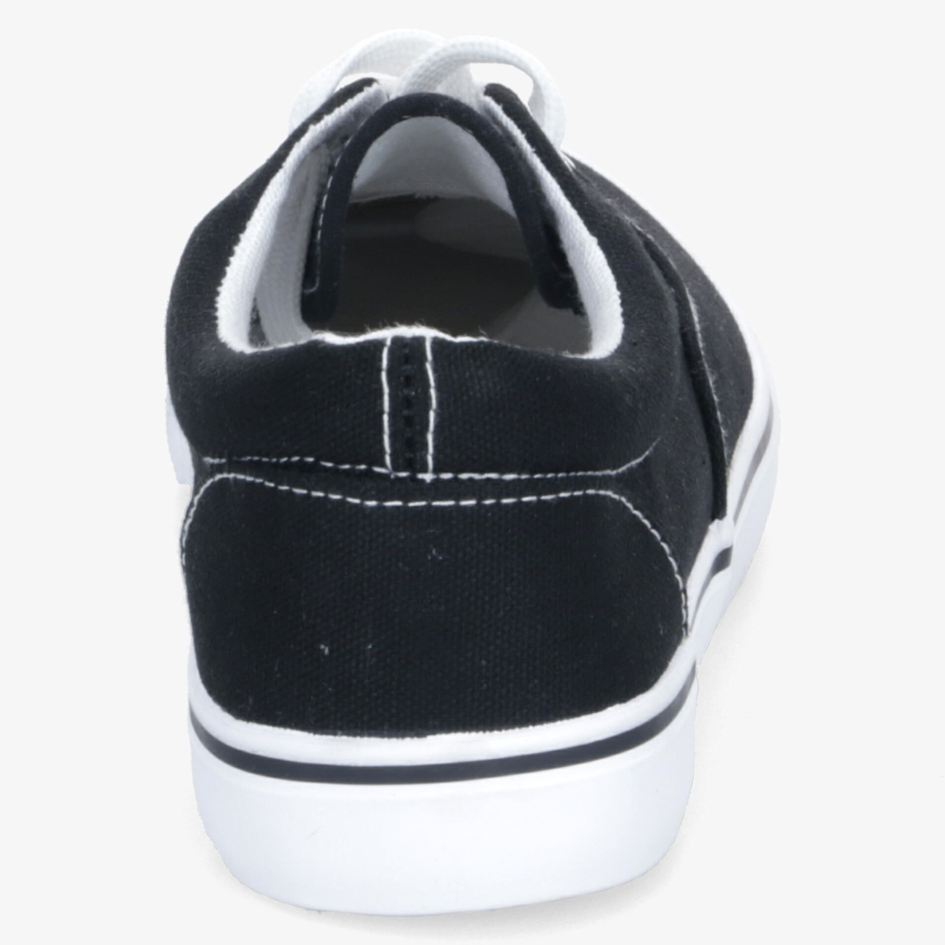 Rückansicht eines schwarzen Sneakers mit weißer Sohle und Kontrast-Naht, strapazierfähig und sportlich