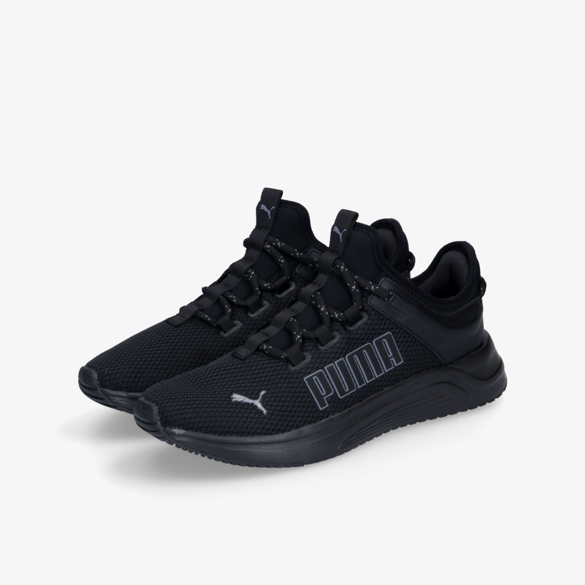 Leichte und bequeme schwarze Sportschuhe mit robustem, rutschfestem Profil und modernem Design