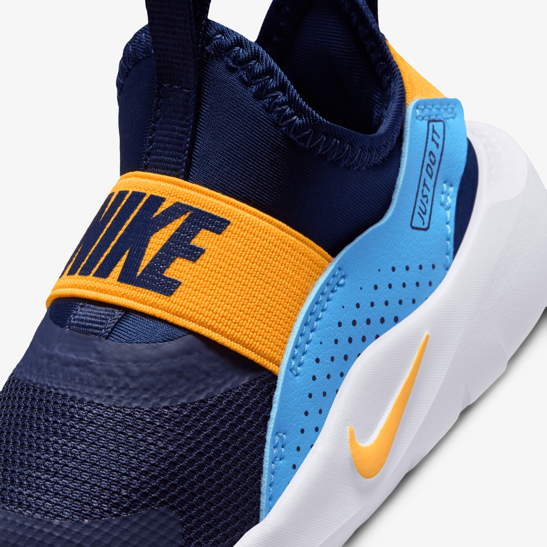 Moderner Sportschuh mit bequemer Passform und auffälligem Design.