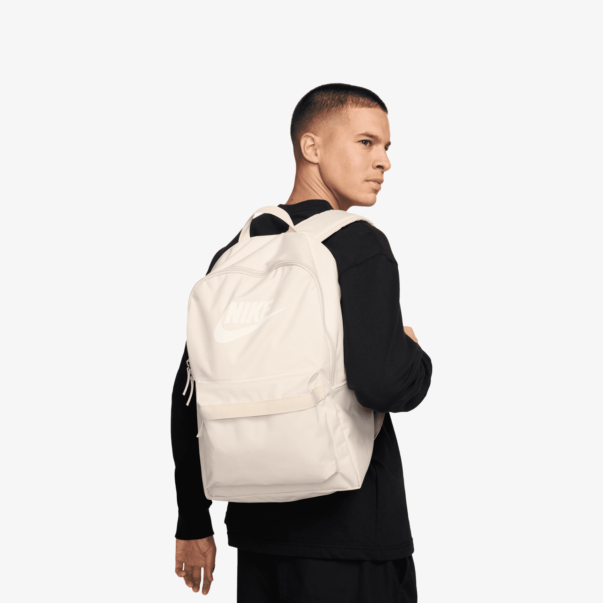Leichter und geräumiger Rucksack in beige mit verstellbaren Schultergurten und schlichtem, modernem Design seitlich getragen