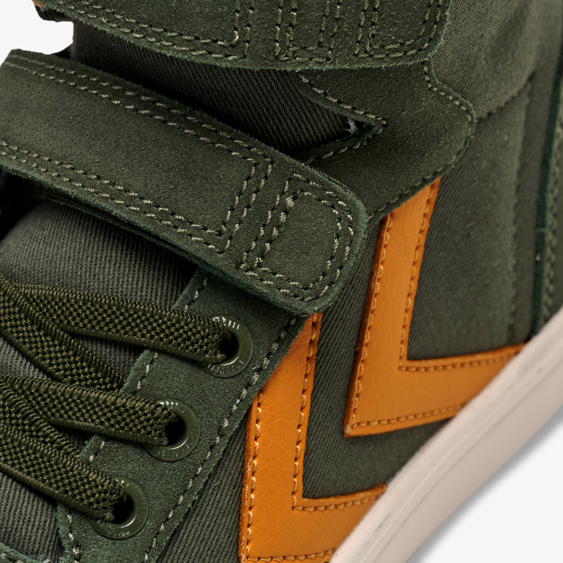 Grüner High-Top-Sneaker mit Klettverschluss und markantem Chevron-Design, perfekte Kombination aus Stil und Komfort