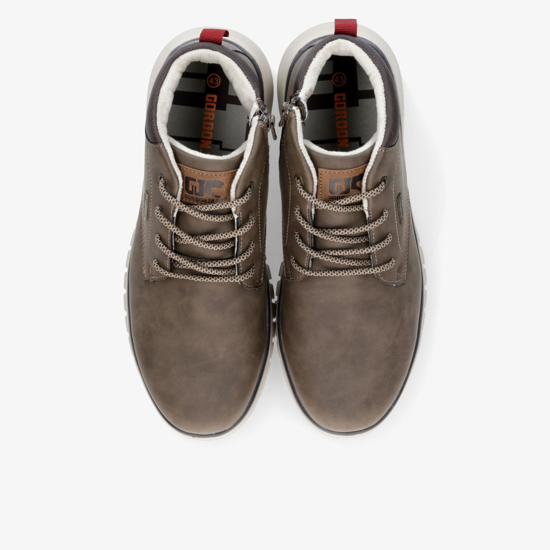 Braune Schuhe in Draufsicht mit robustem Material, bequemer Passform und schnürverschluss, perfekt für den Alltag