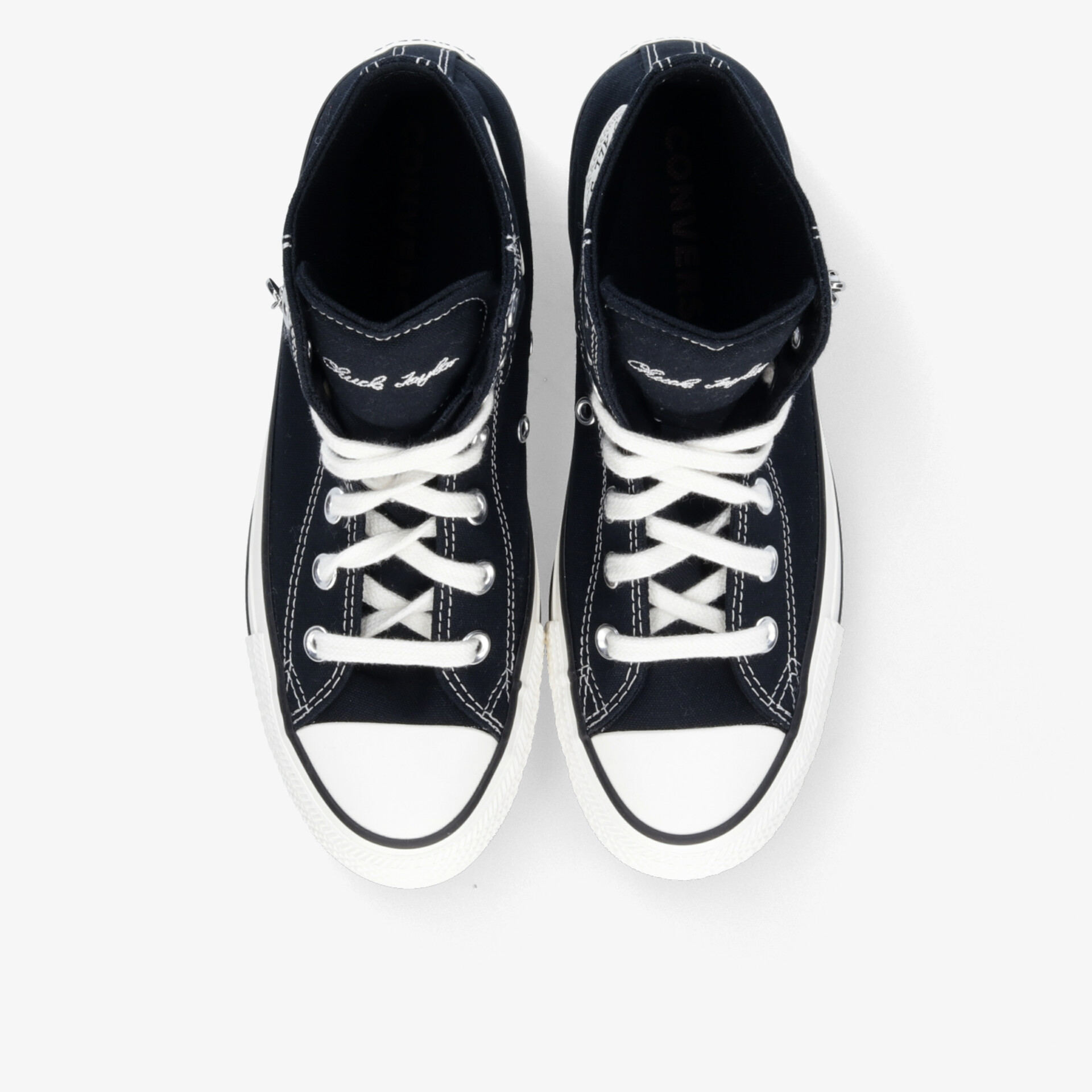 Stilvolle schwarze High-Top-Canvas-Schuhe mit klassischer weißer Schnürung und bequemer Passform von oben.