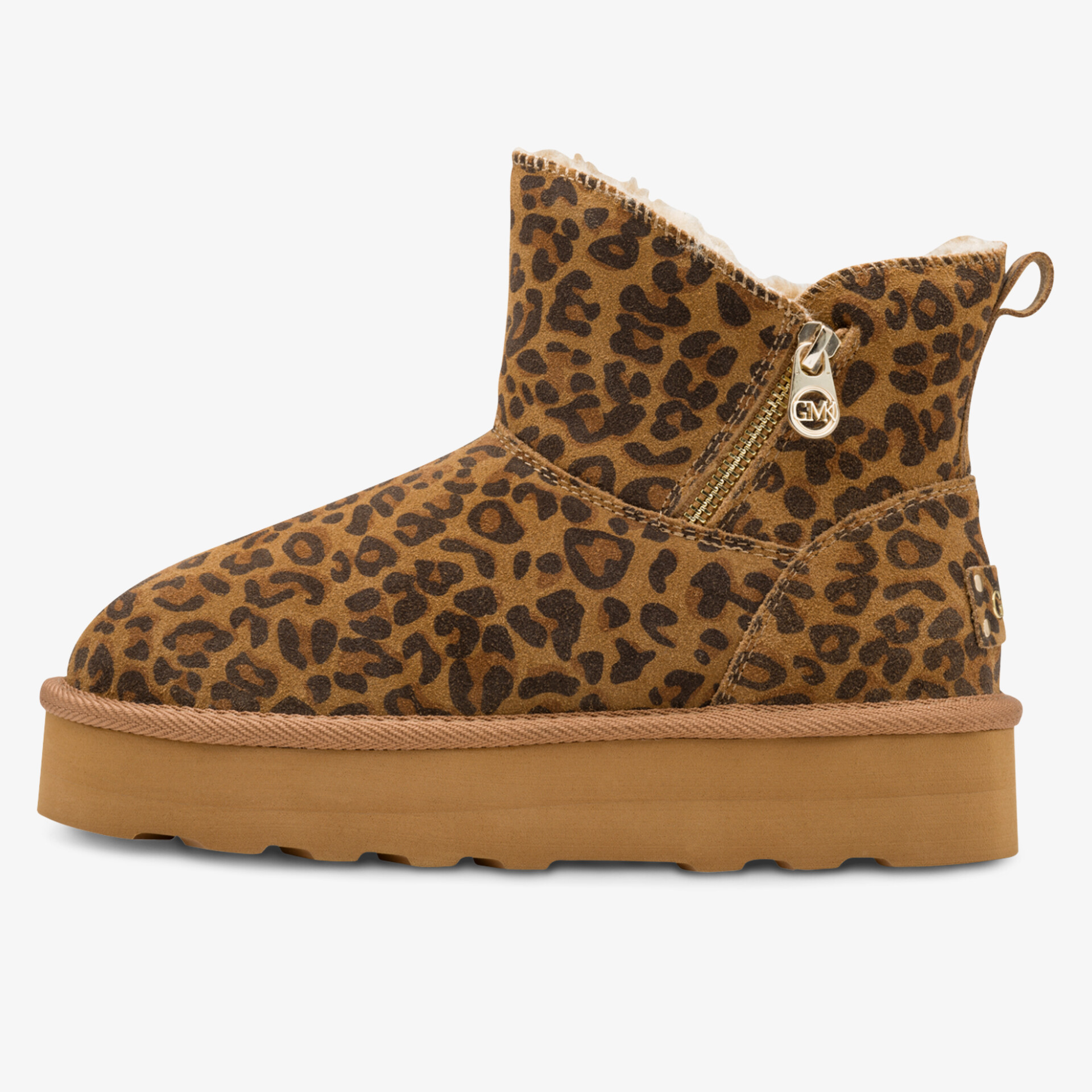 Seitliche Ansicht einer bequemen, warmen Stiefelette mit modischem Leo-Muster und robuster flacher Sohle
