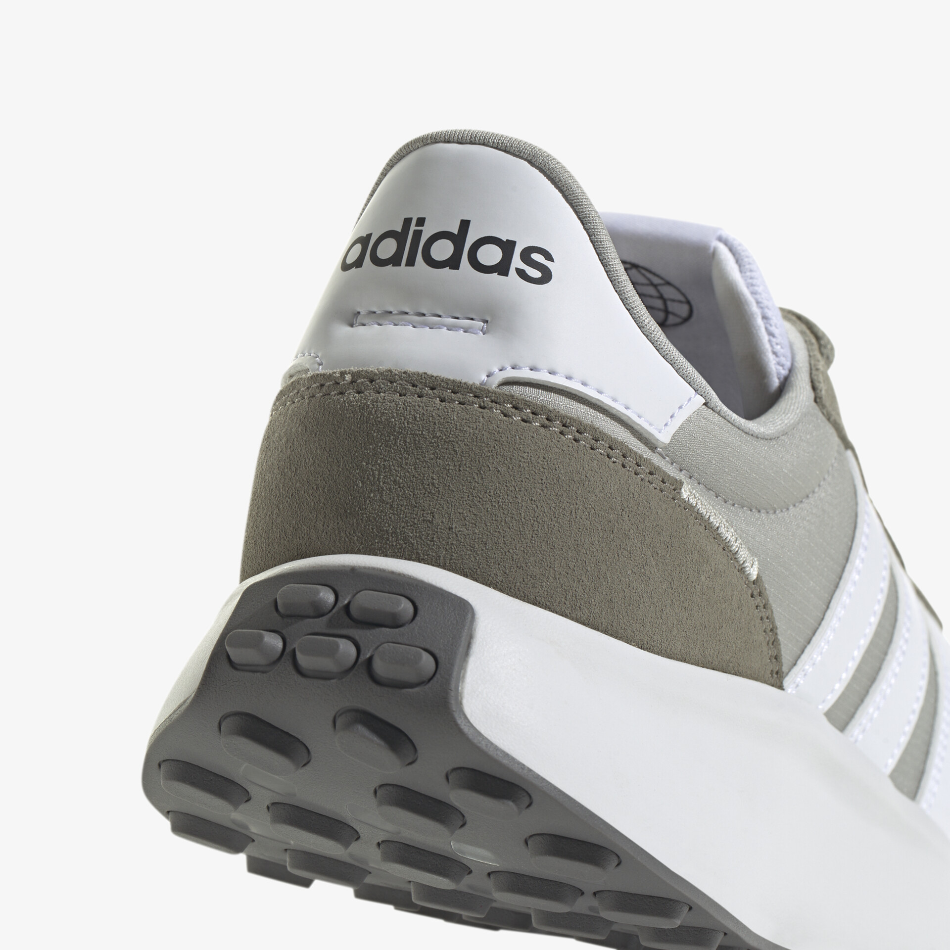 Moderner Adidas Schuh mit stabiler, rutschfester Sohle und sportlichem Design.