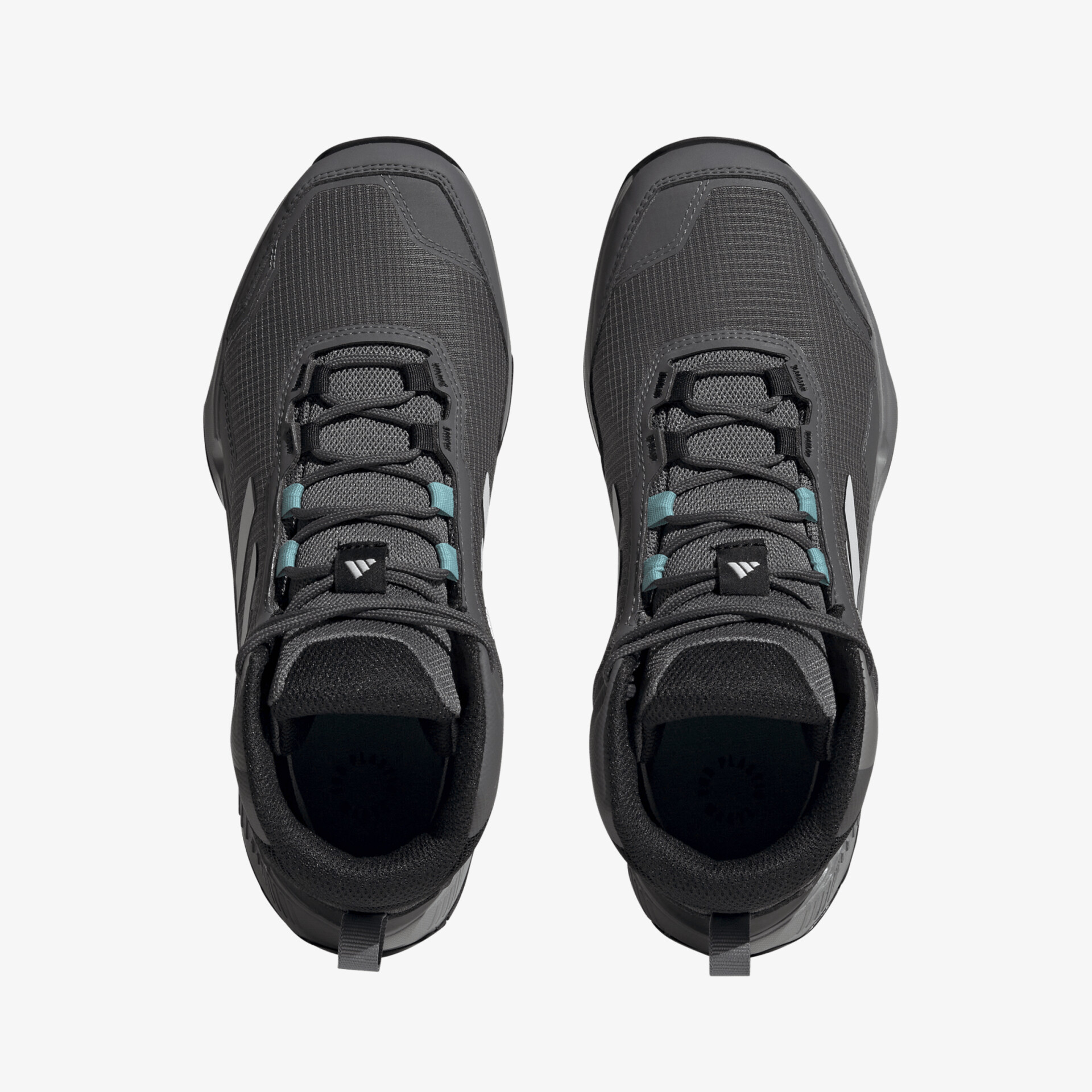 Schwarze Sneaker mit modernem Design und hohem Tragekomfort von oben betrachtet