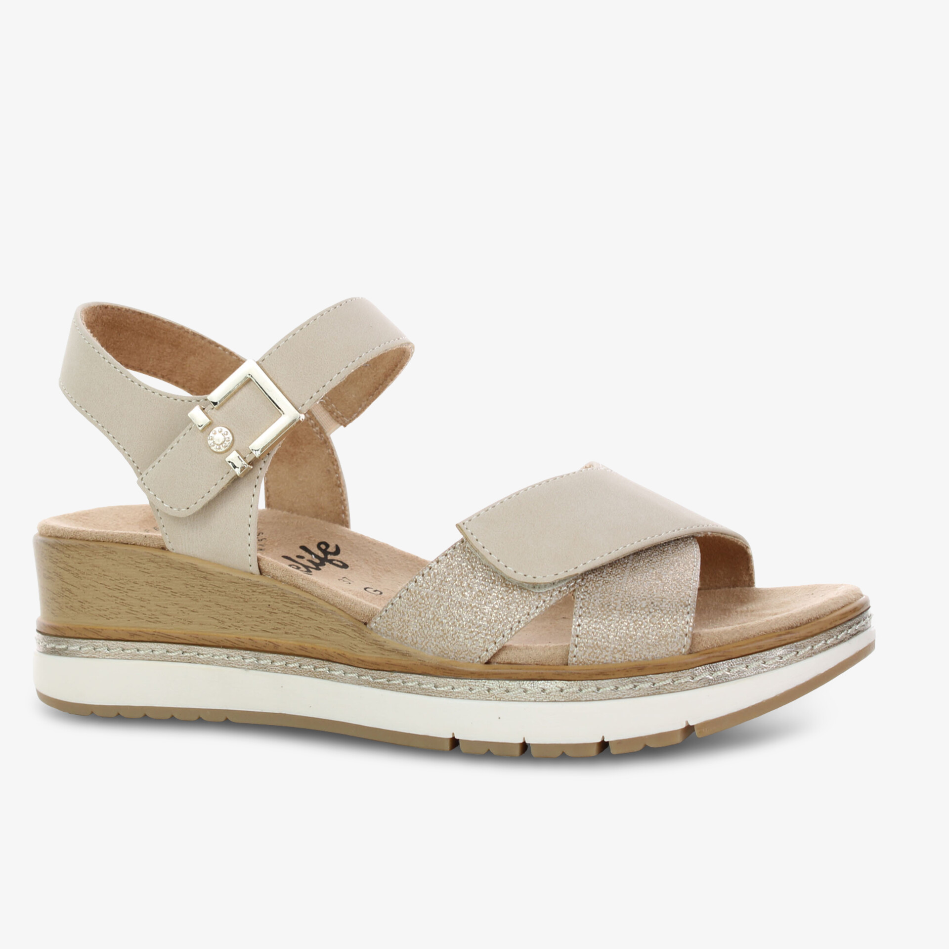 Beige Sandale mit Keilabsatz und Schnalle, ideal für sommerliche Anlässe und Freizeit.