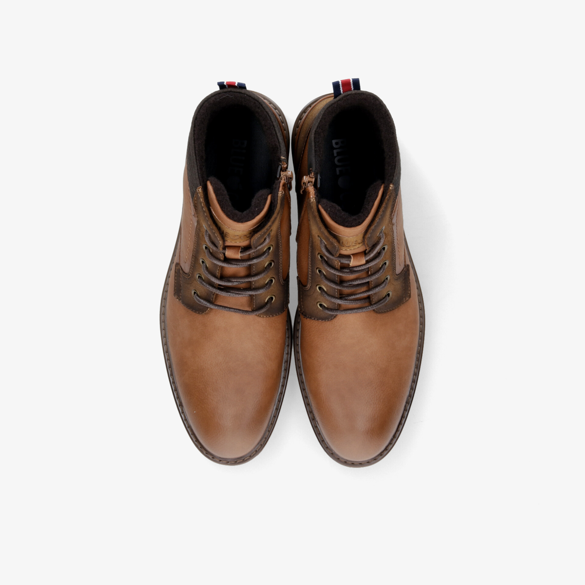 Elegante braune Lederschuhe im Paar mit bequemem Schnitt und robustem Design, Draufsicht von oben