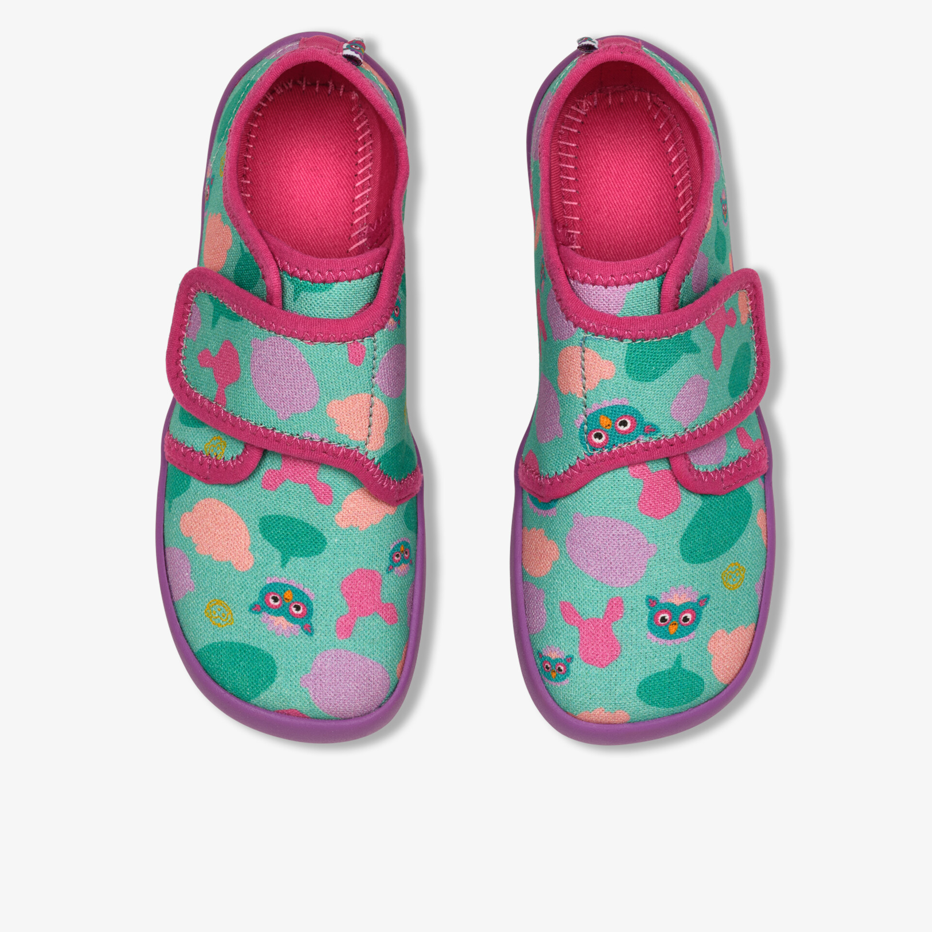 Farbenfroher bequemer Kinderhausschuh mit gepolstertem Rand und einfachem Riemenverschluss