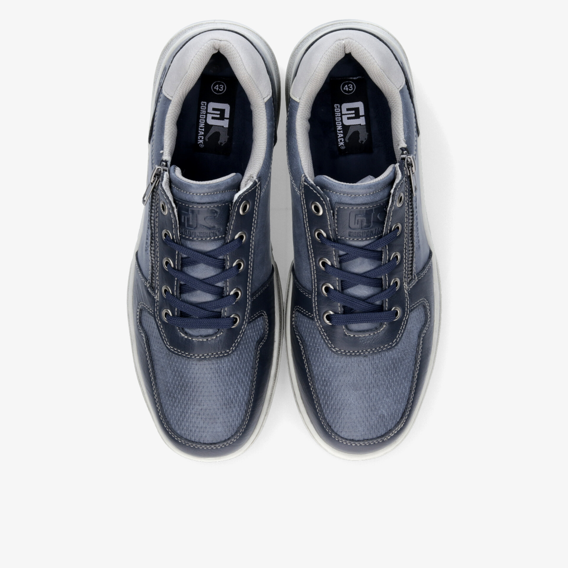 Bequeme und langlebige Sportschuhe in Blau mit robuster Schnürung und flexibler, rutschfester Sohle als Paar von oben.