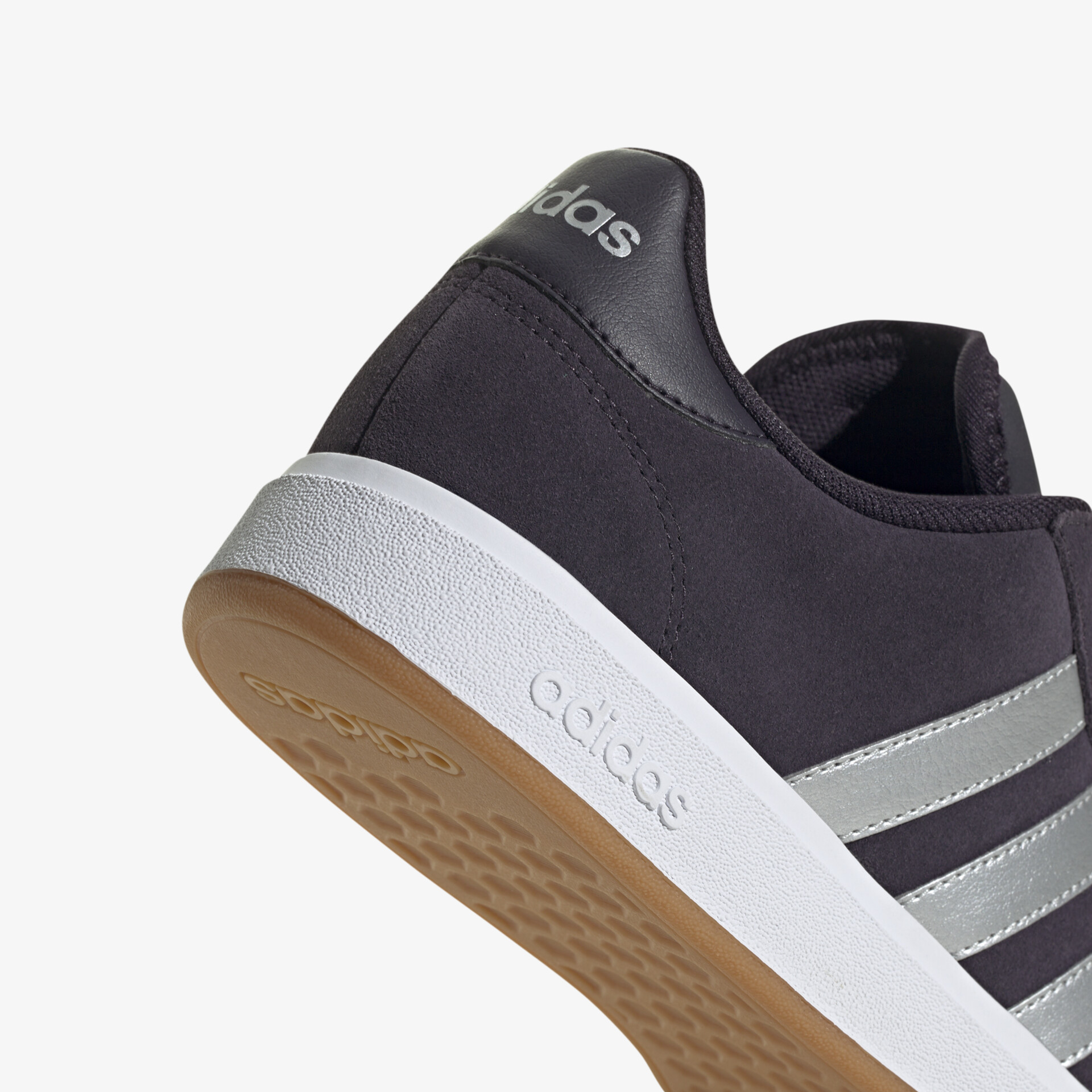 Schuh von Adidas in schräger Rückansicht mit robuster Gummisohle und markantem Streifendesign, bequem und langlebig