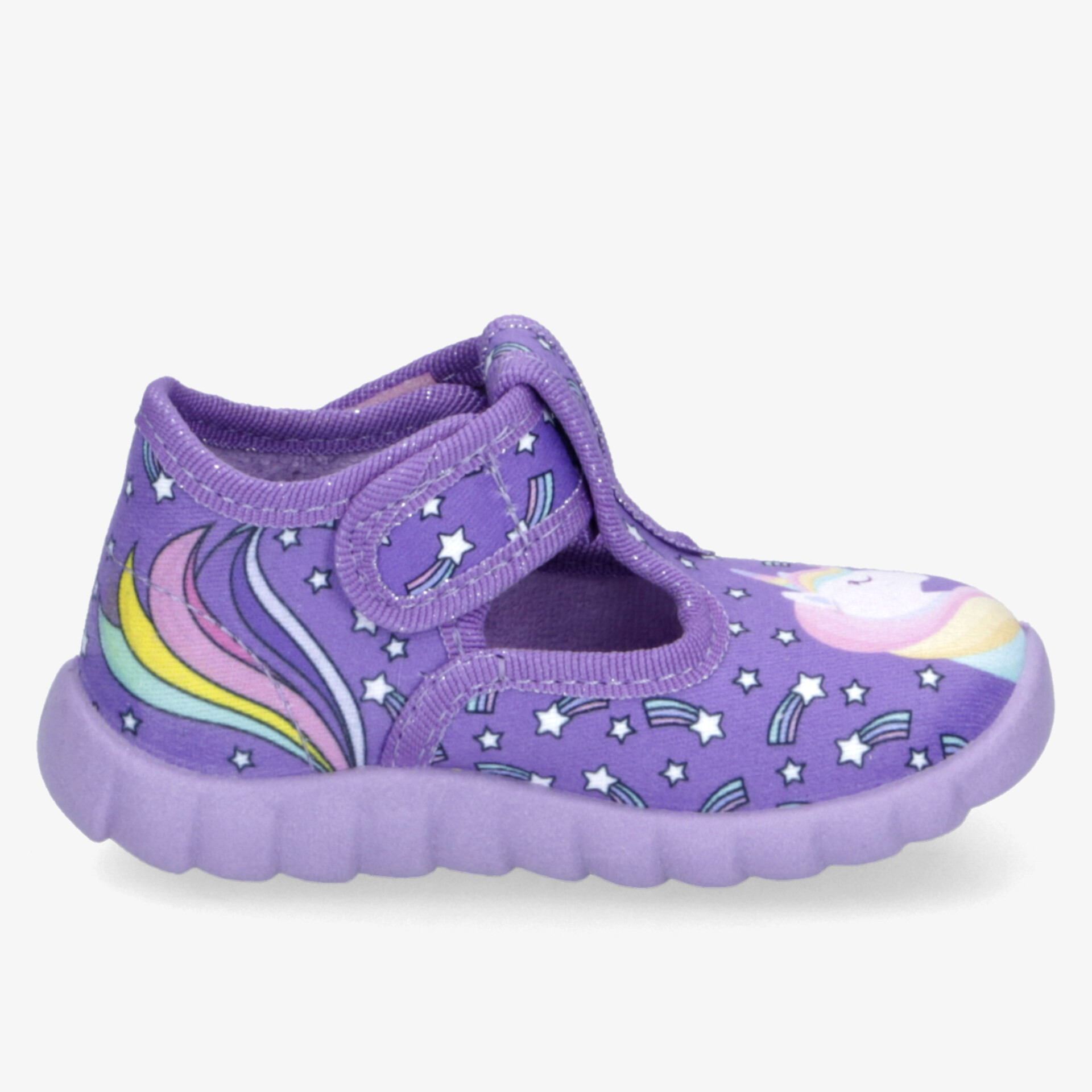 Seitliche Ansicht eines lila Kinderschuhs mit buntem Einhorn- und Sternenmuster, klettverschlusssicher und bequem