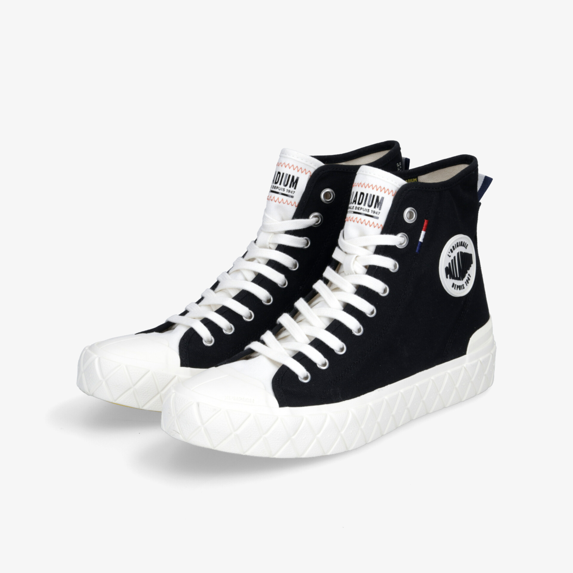 Robuste und bequeme High-Top-Sneaker in klassischem Design mit auffälligem Kontrast zwischen Schwarz und Weiß.