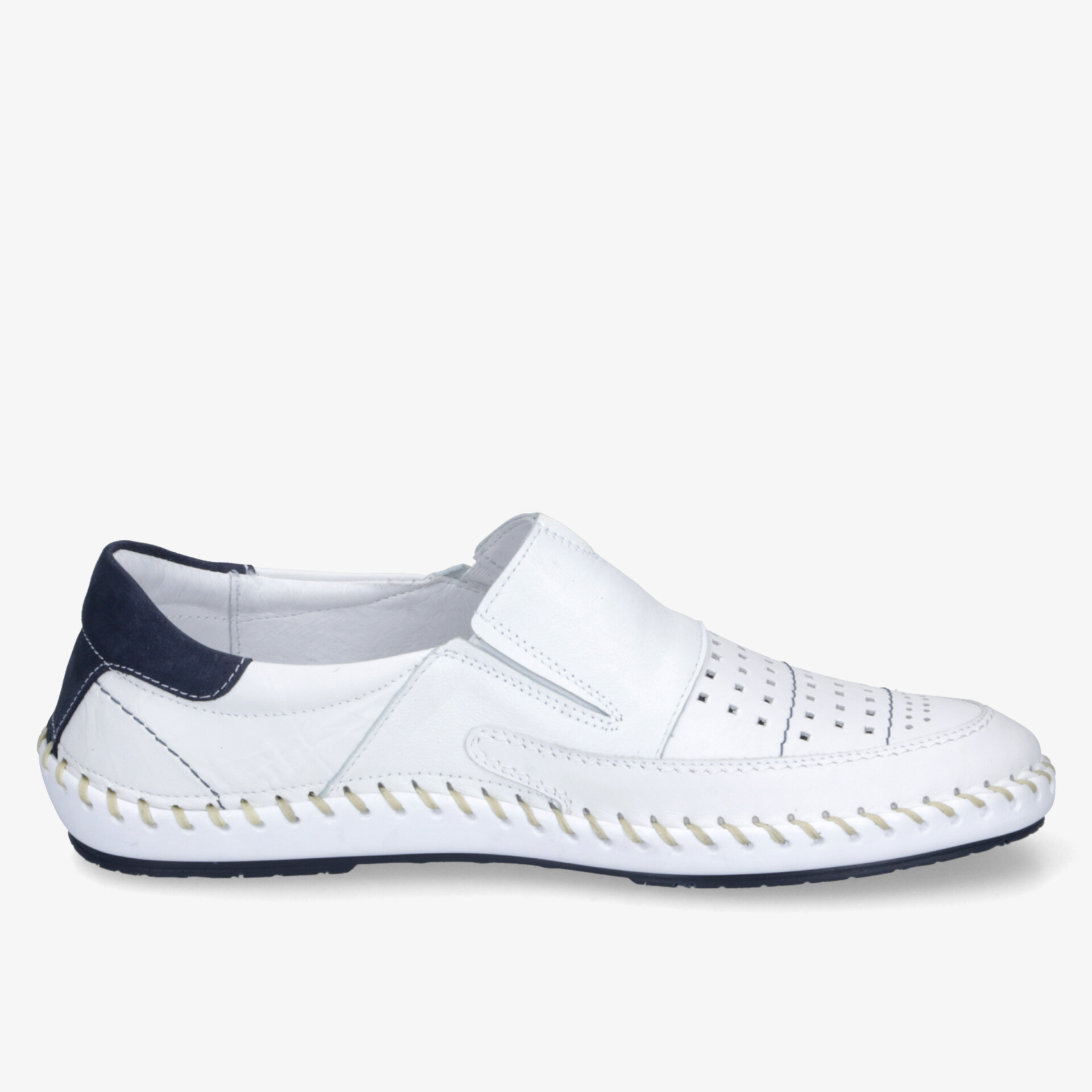 Leichter weißer Loafer mit atmungsaktivem Obermaterial, bequemer Passform und flexibler Sohle, seitliche Ansicht