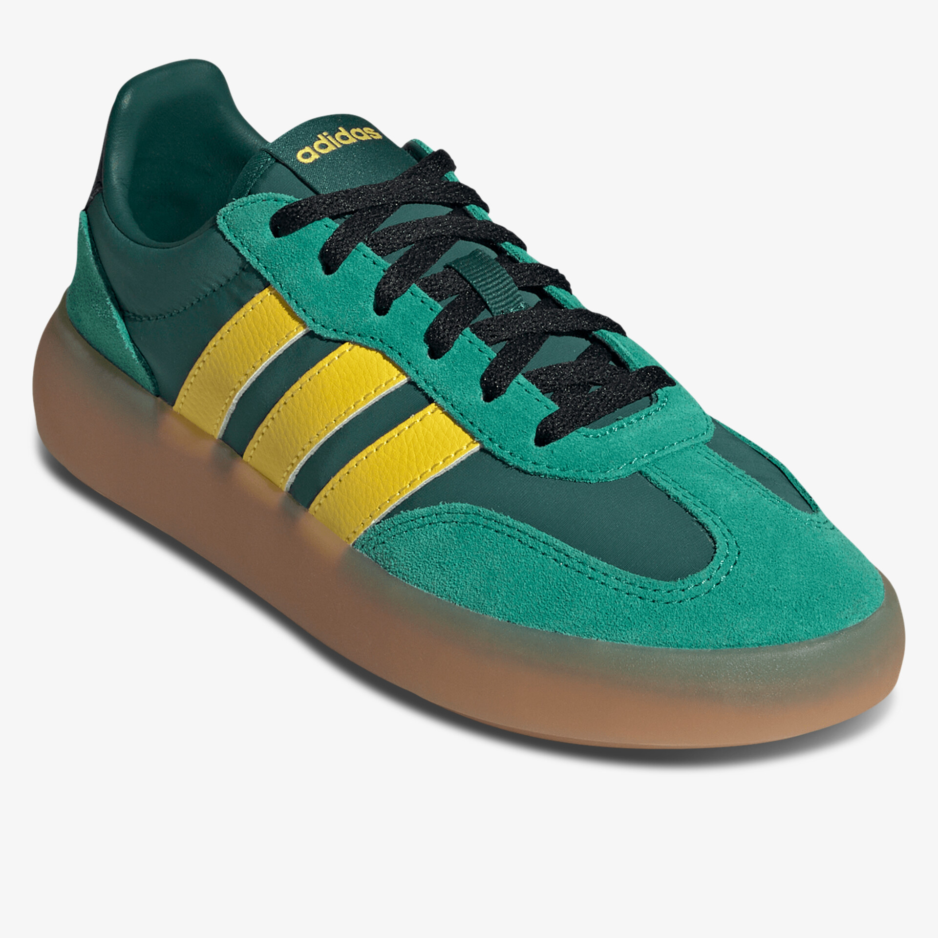 Grüner Sneaker mit gelben Streifen und brauner Gummisohle, sportliches und komfortables Design