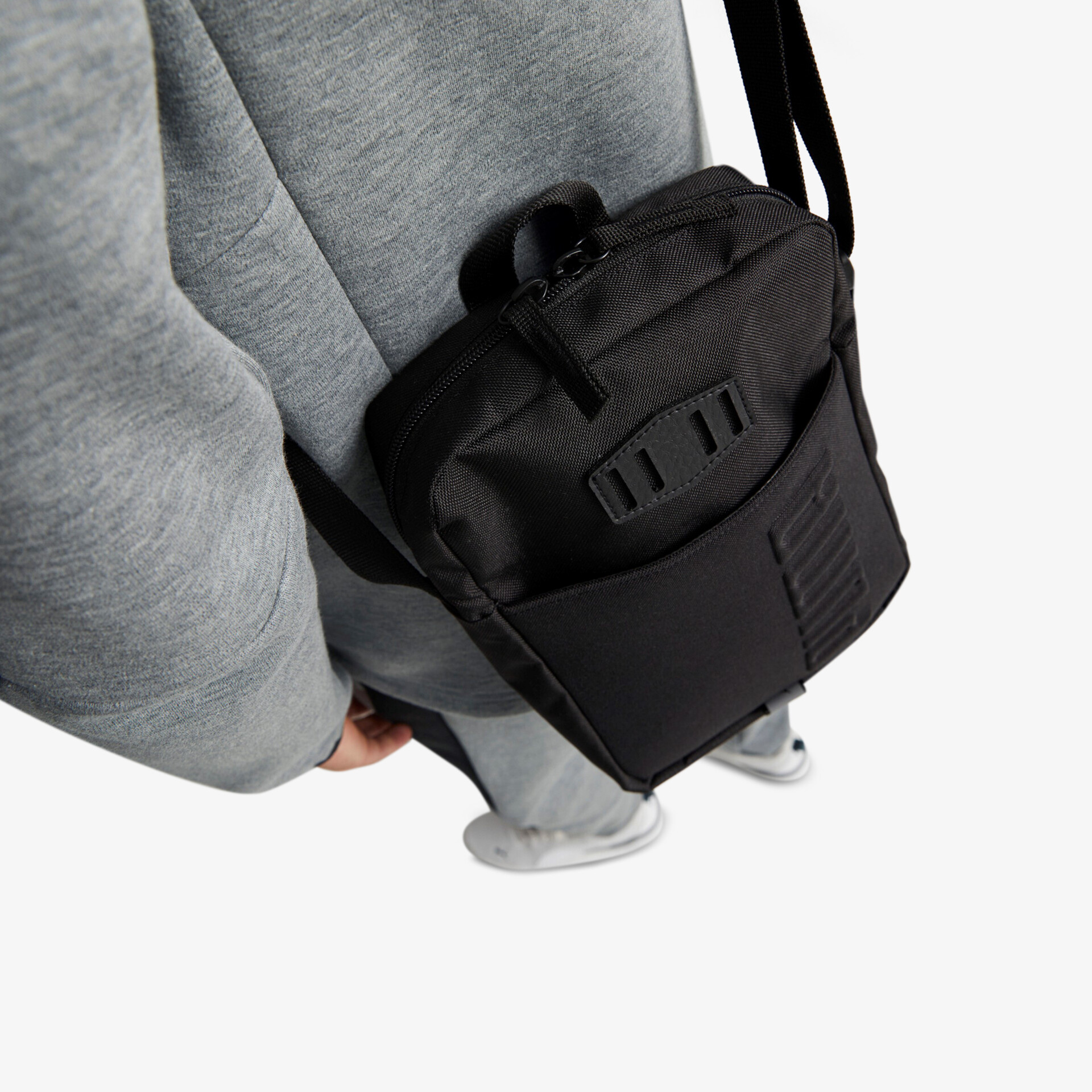 Kompakter, schwarzer Rucksack mit praktischem Design, ideal für den täglichen Gebrauch