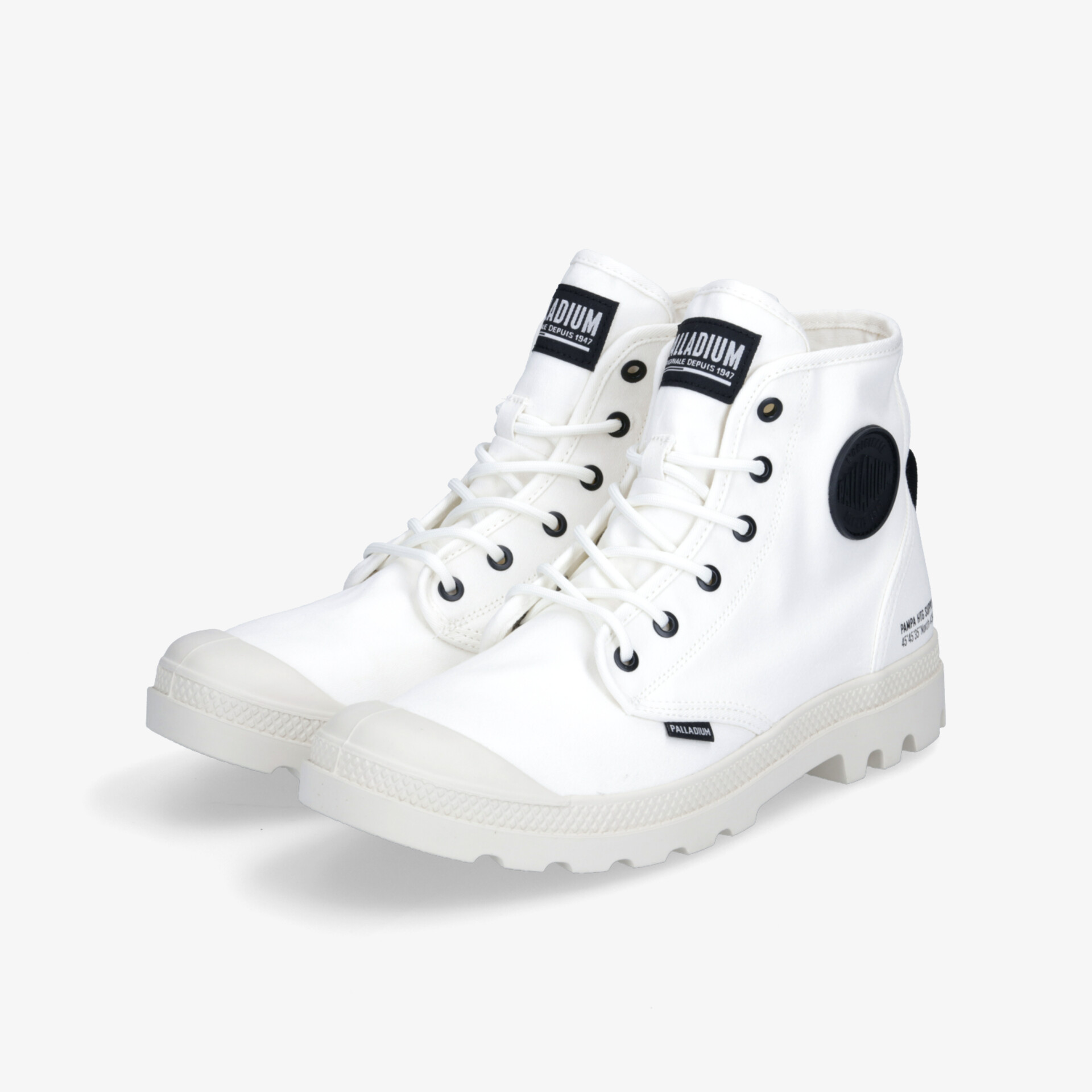 Weißes Sneakerschuhpaar mit hohem Schaft und robuster Schnürung, bequem und stylisch in moderner 3/4 Ansicht