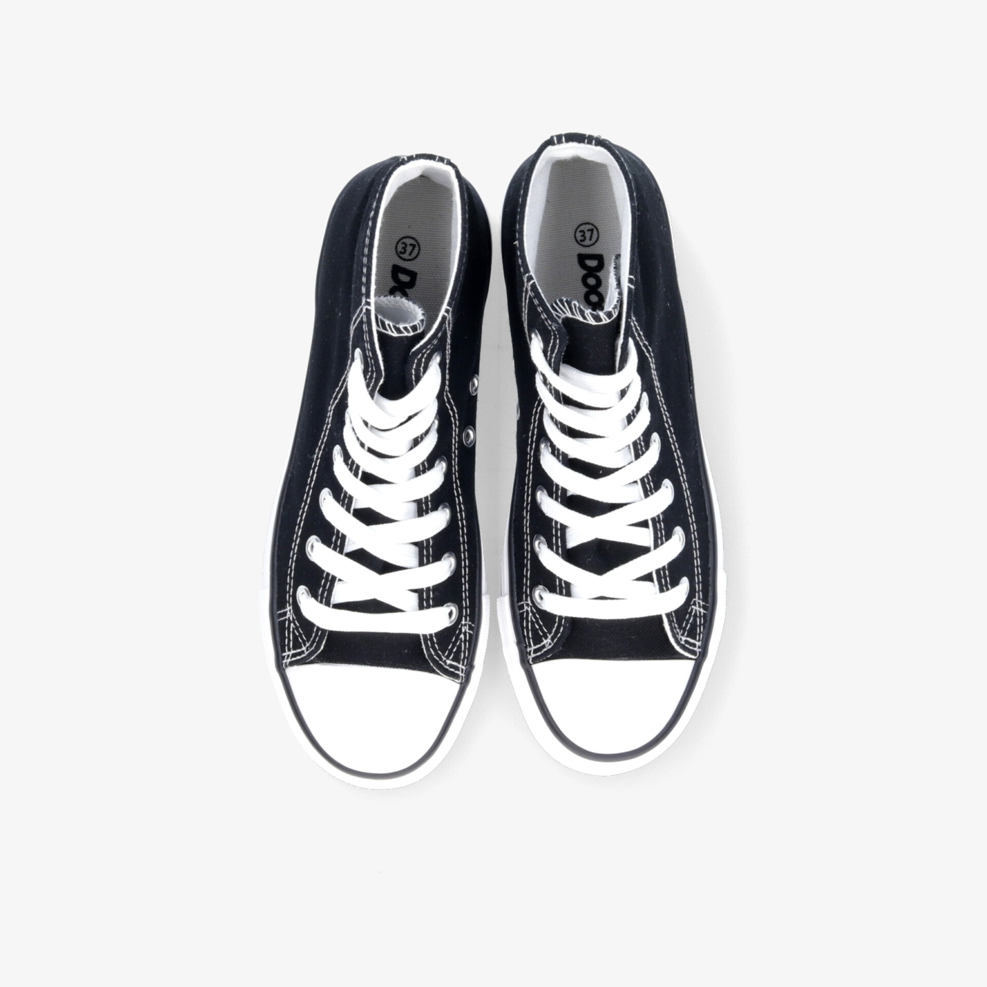 Schwarze High-Top-Sneaker mit weißer Kappe und Schnürsenkeln, ideal für vielseitige Styles und bequemen Tragekomfort.